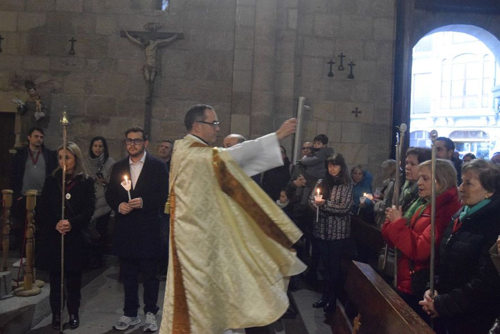 las-candelas-vuelven-a-unir-la-iglesia-de-san-juan-con-la-de-san-vicente-33