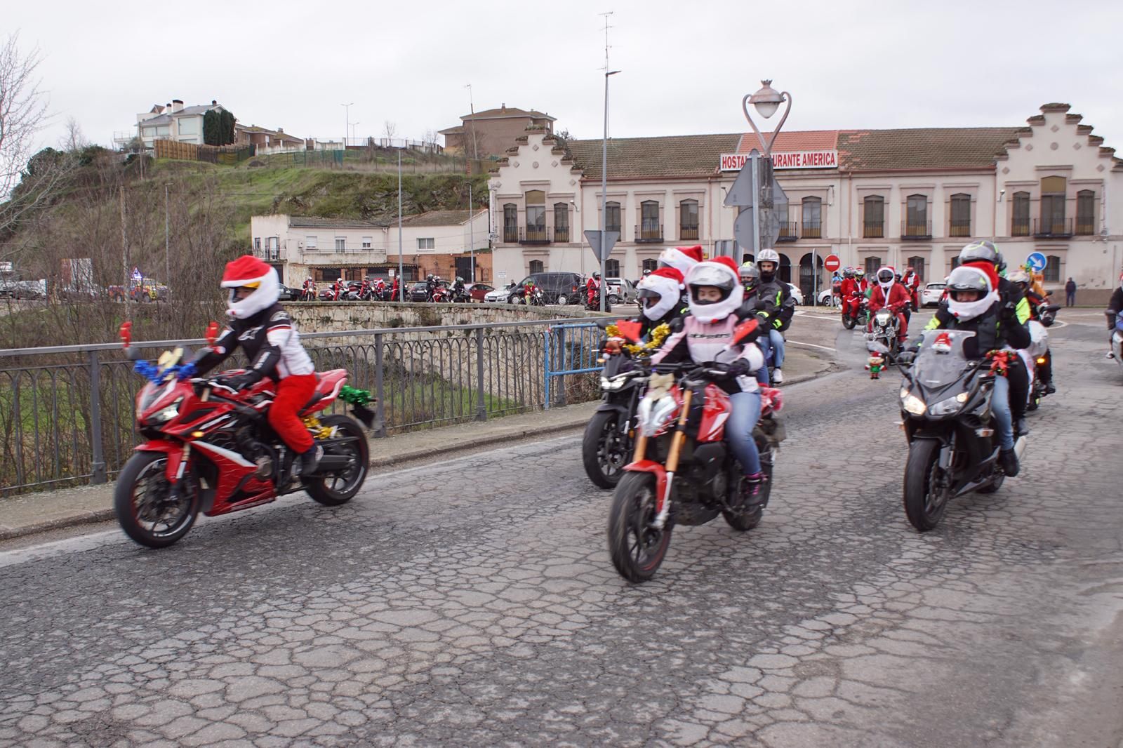 Alba de Tormes se despierta con el ruido de la 'Papanoelada motera' presidida por Papá Noel
