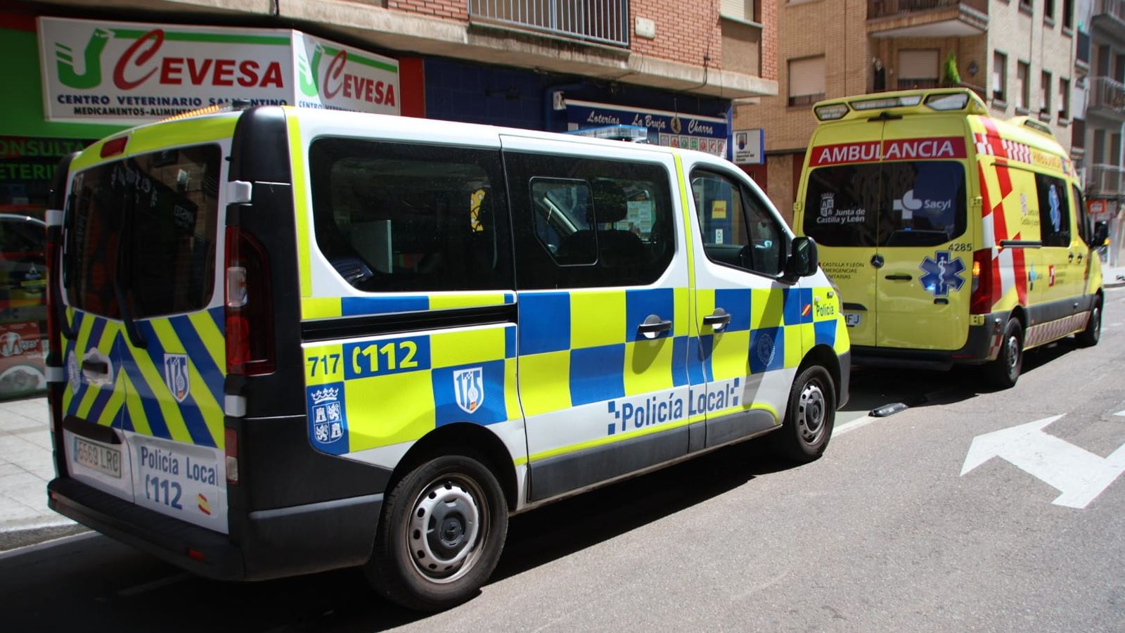Dos coches colisionan en la calle Pizarro con Alfonso de Castro