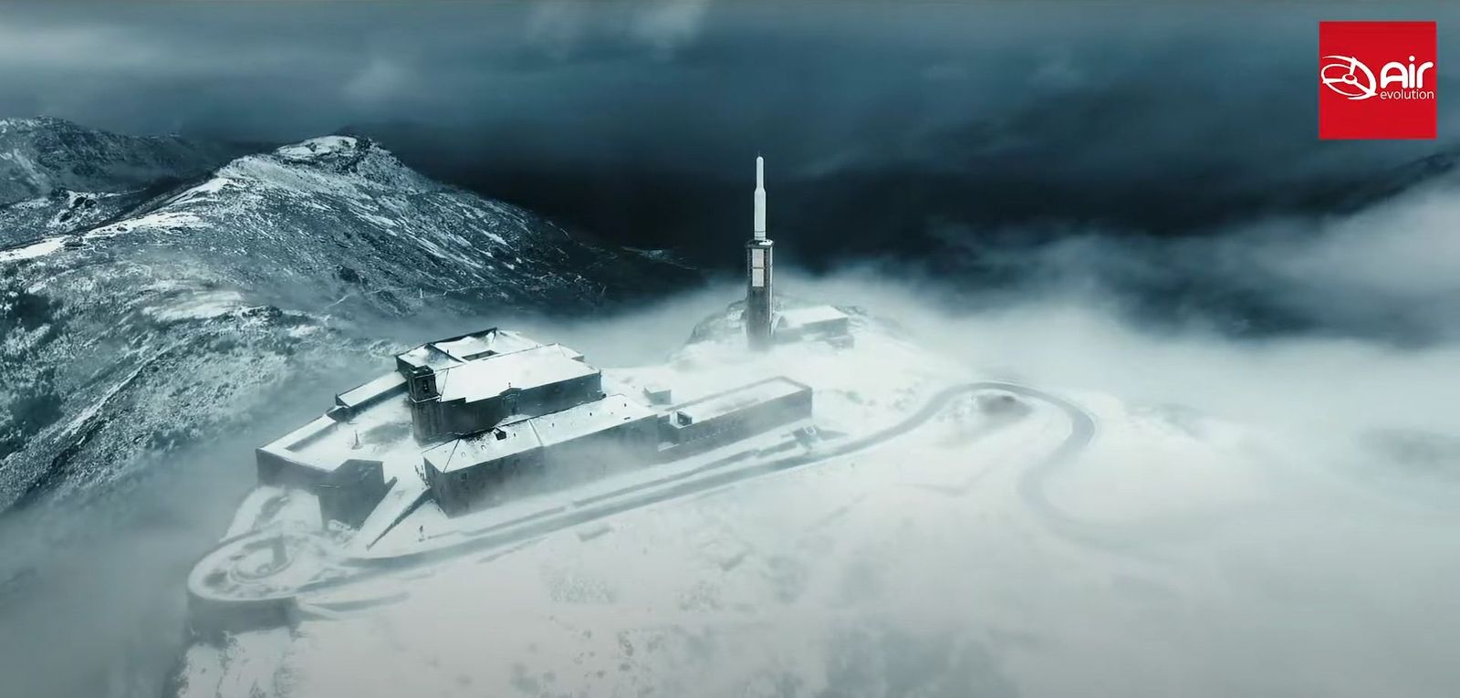 Santuario de la Peña de Francia con nieve y niebla