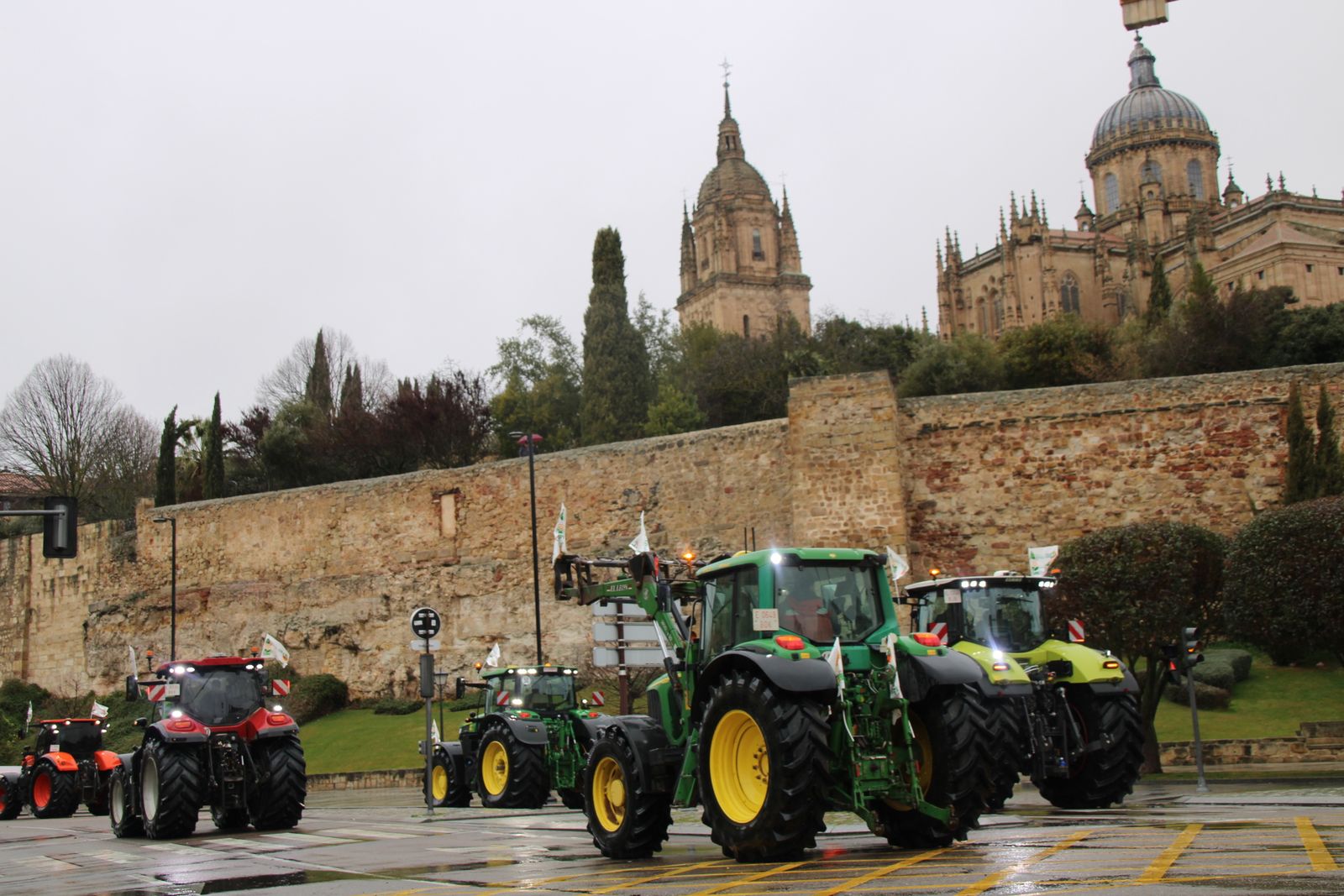 En imágenes la marcha con tractores y vehículos de campo en Salamanca en protesta contra Mercosur