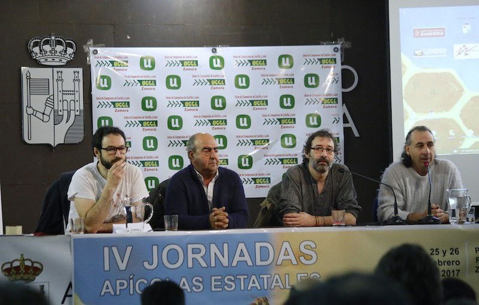 La apicultura se reivindica en La Alhóndiga