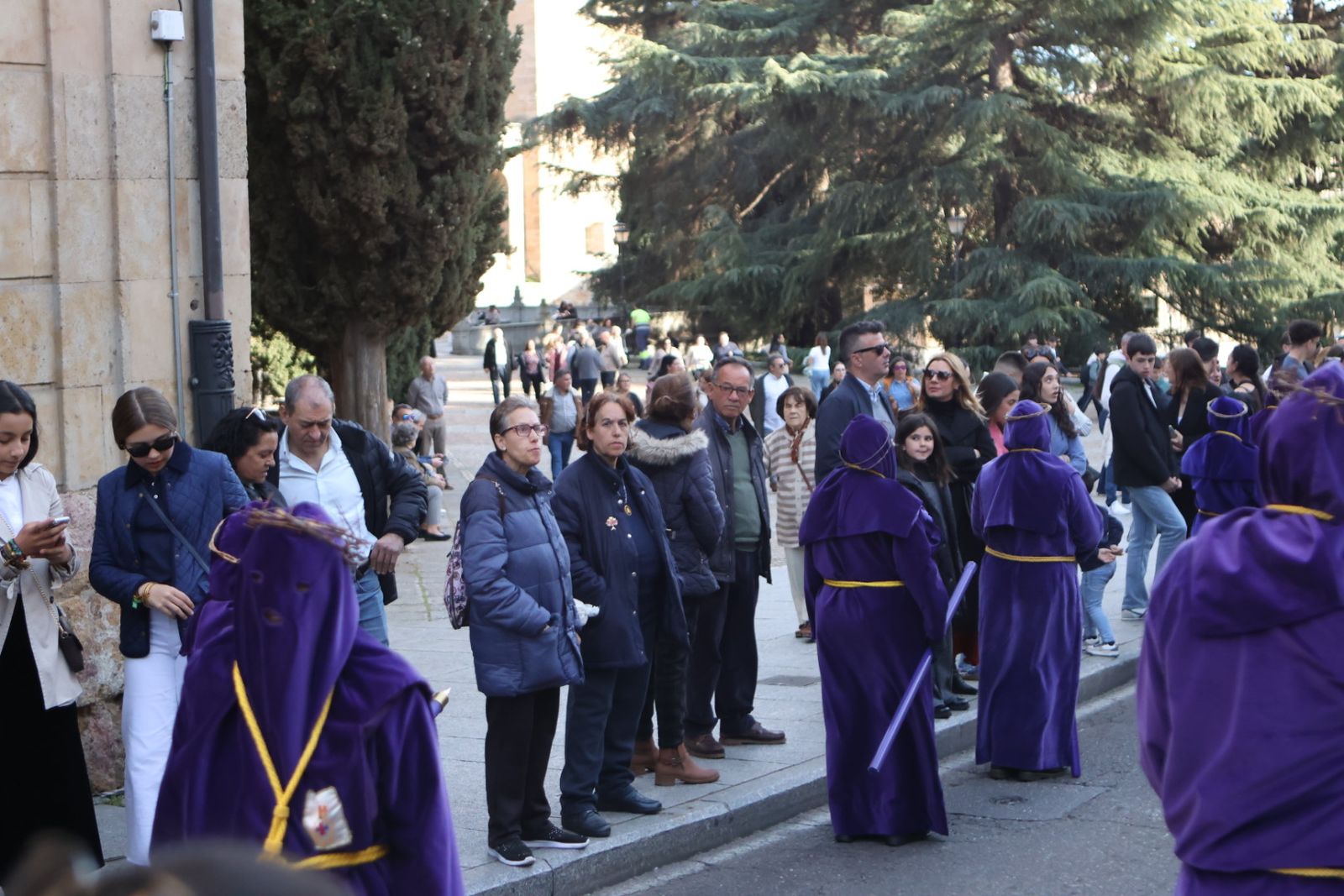 Jesús Rescatado procesiona en Salamanca con su nueva túnica y la atenta mirada de cientos de fieles
