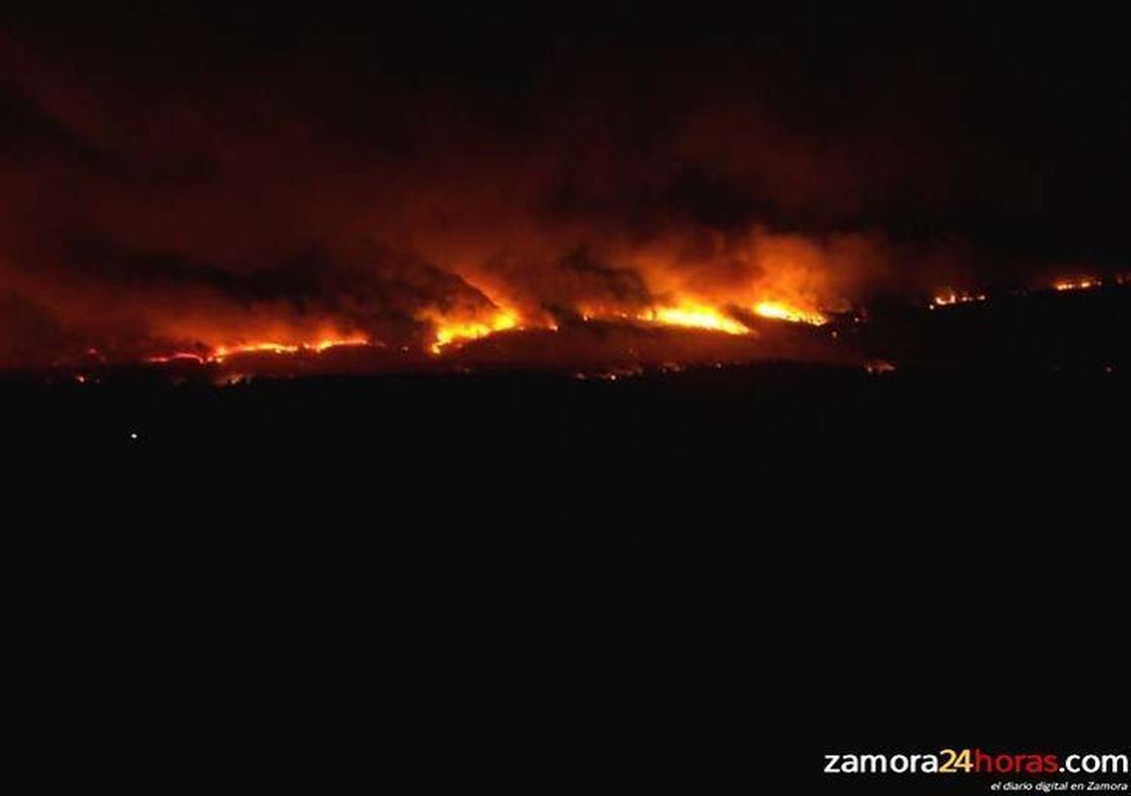 Sigue activo un incendio de Portugal en el que colaboran medios de extinción de la Junta