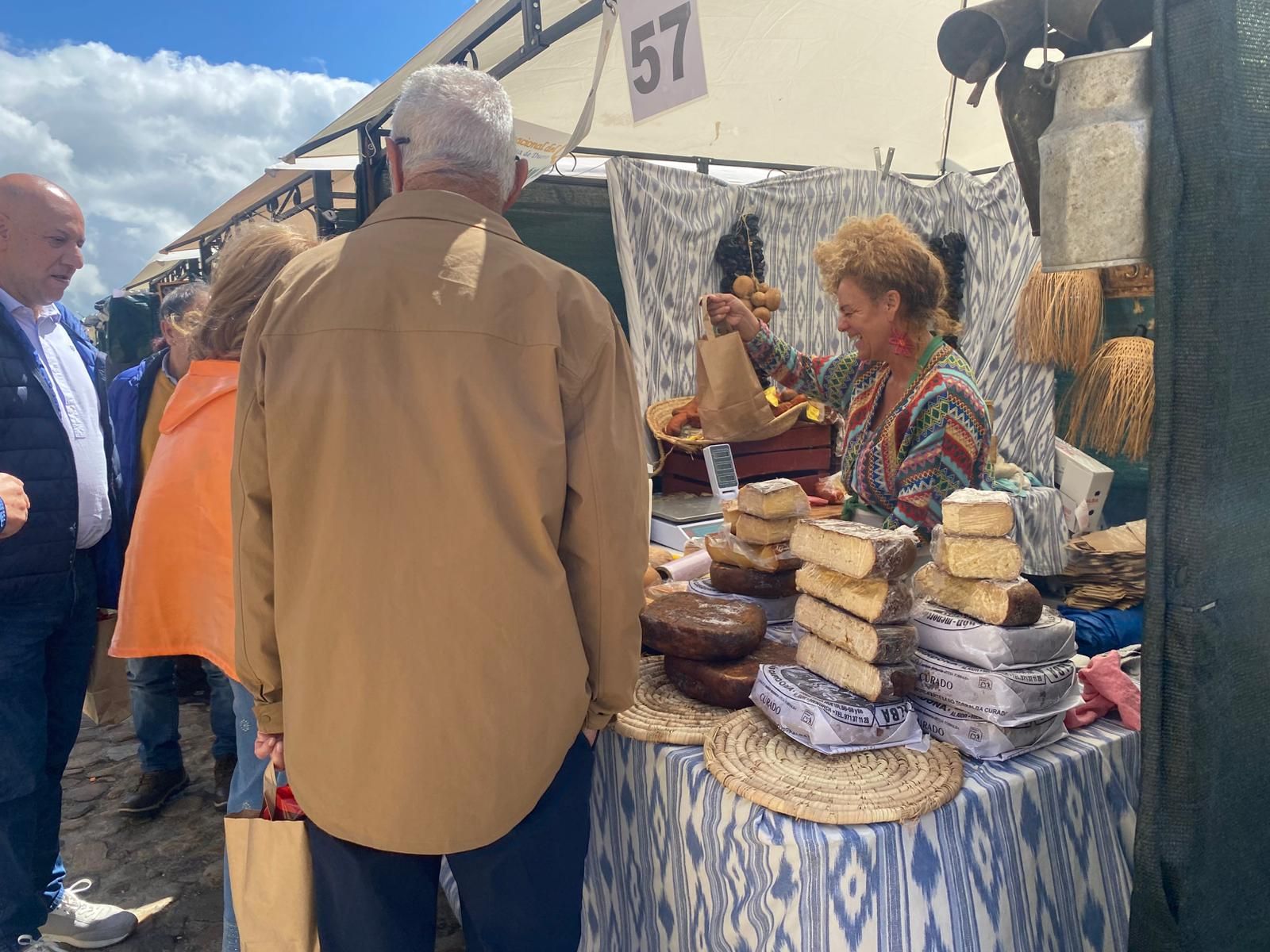 La Feria del Queso de Hinojosa trae sabor tradicional y oficio a Salamanca