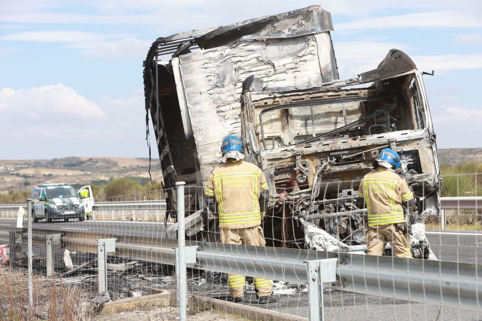 Dos camiones colisionan en la A-62 y uno echa a arder