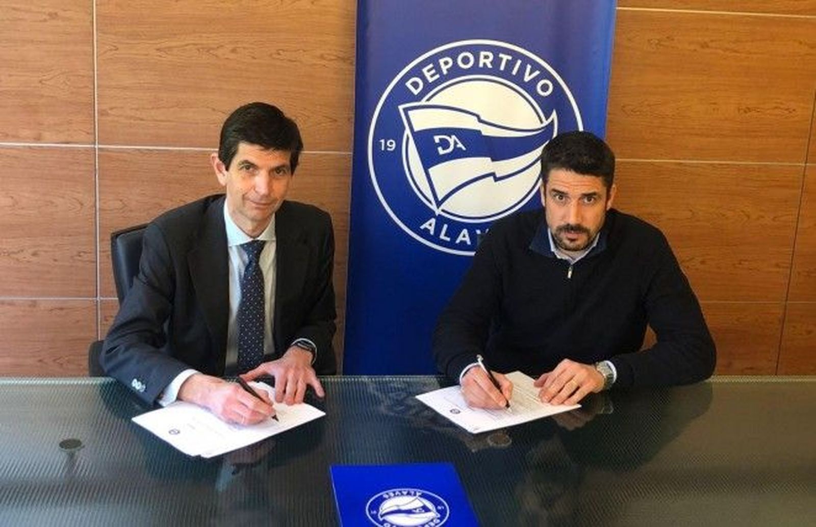 Julio Velázquez firma su contrato con el Alavés | FOTO DEPORTIVO ALAVÉS