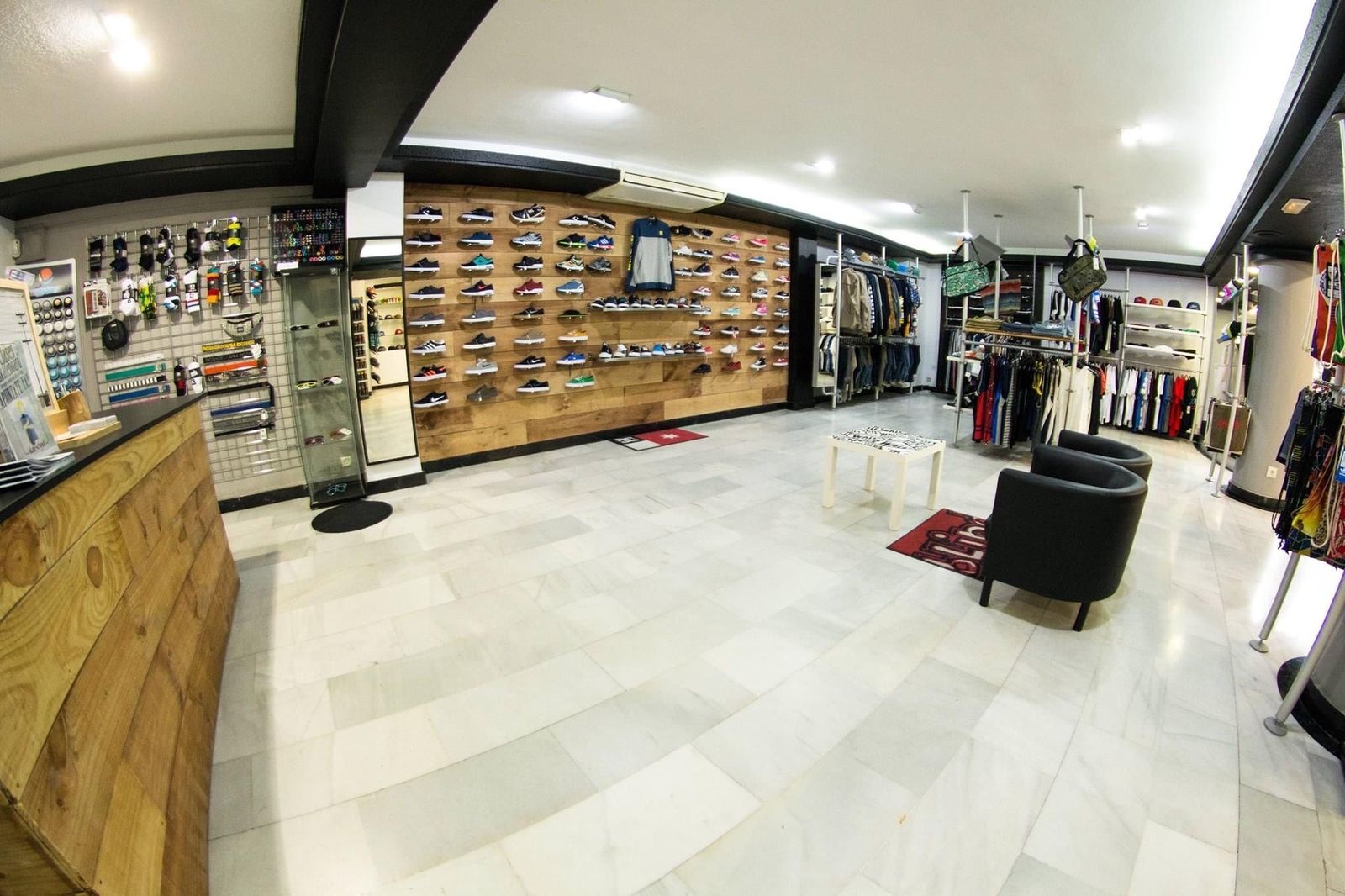 Interior de la tienda de moda BDskateshop. Foto: Facebook BDskateSHOP.