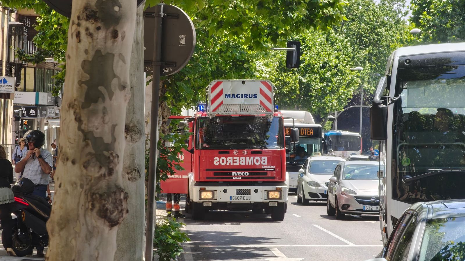 Caída de losas de piedra de Villamayor en la avenida de Mirat