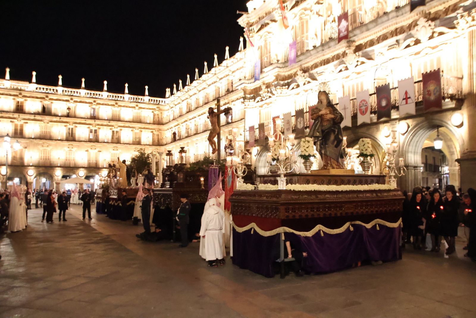 Emotivo desfile por el centenario de Seráfica Hermandad de Nazarenos con gran presencia de niños