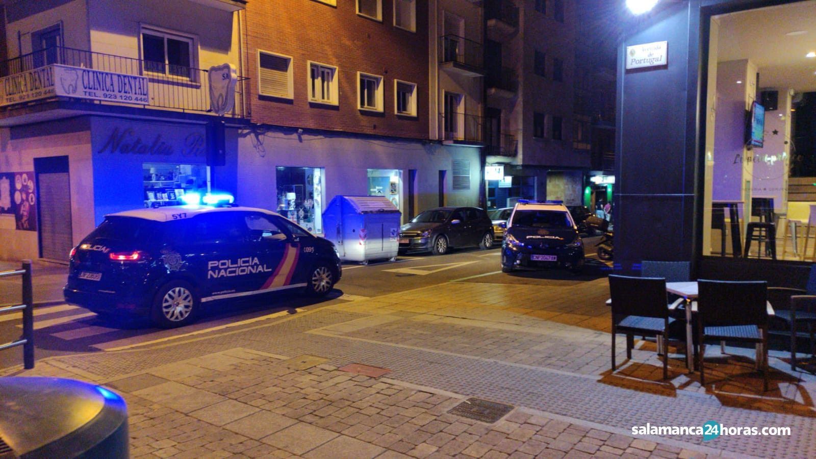 Dos coches patrulla de la Policía Nacional en la calle Pérez Oliva | Foto: s24h Dos coches patrulla de la Policía Nacional en la calle Pérez Oliva | Foto: s24h