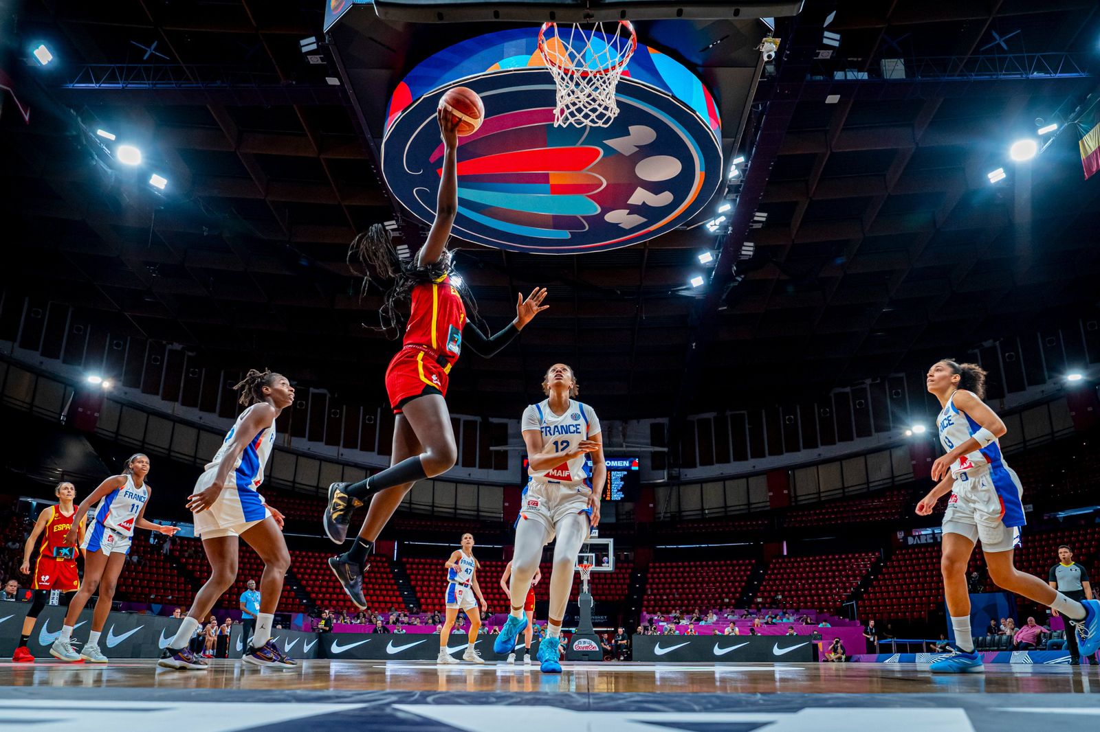 Awa Fam deja una bandeja ante Francia | FOTO BALONCESTO ESP