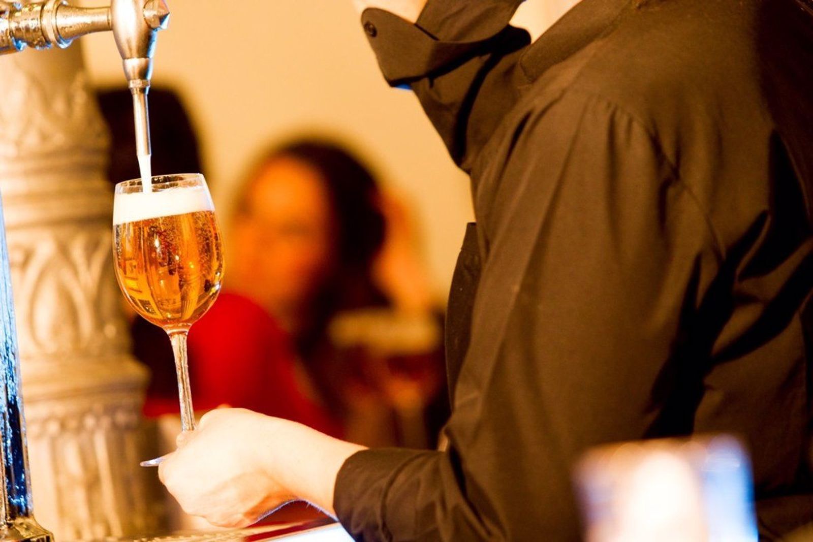 Un camarero sirviendo cerveza | Foto: EP