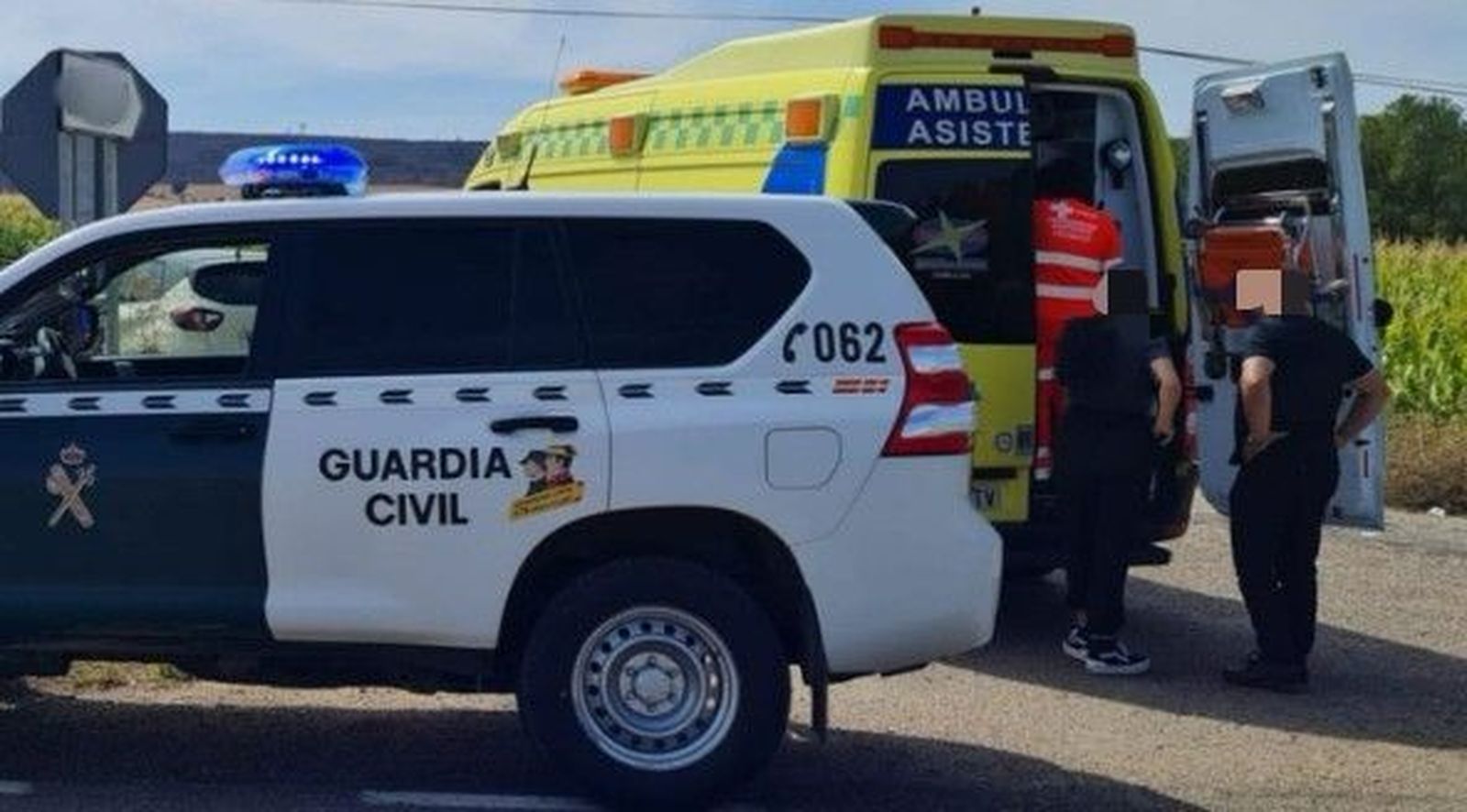 Ambulancia y Guardia Civil de Tráfico en un accidente