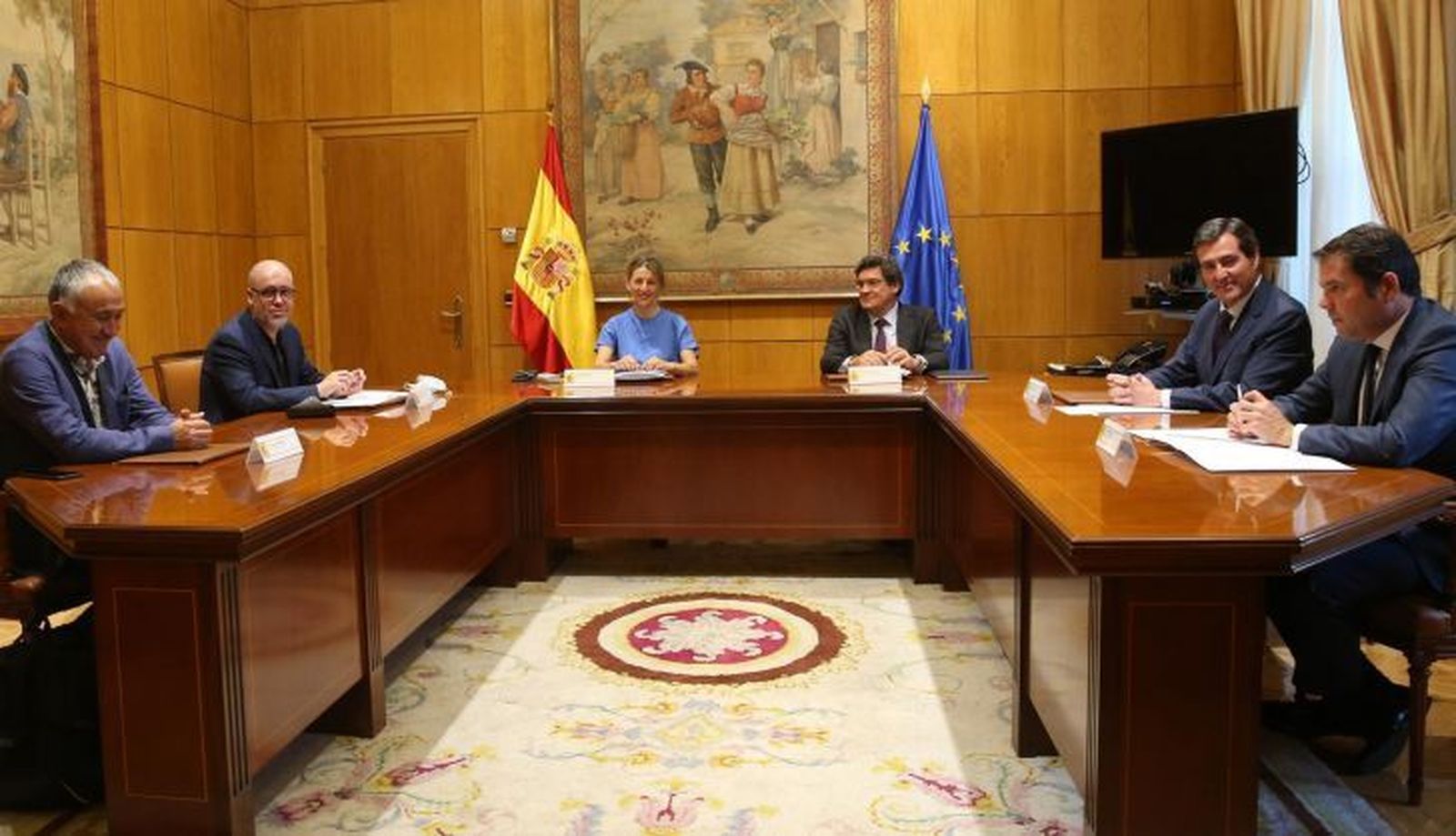 Los ministros de trabajo y seguridad social yolanda di az y jose luis escriva se reu nen con los secretarios generales de ccoo unai sordo y ugt pepe a lvarez y con los presidente de ceoe antonio garam