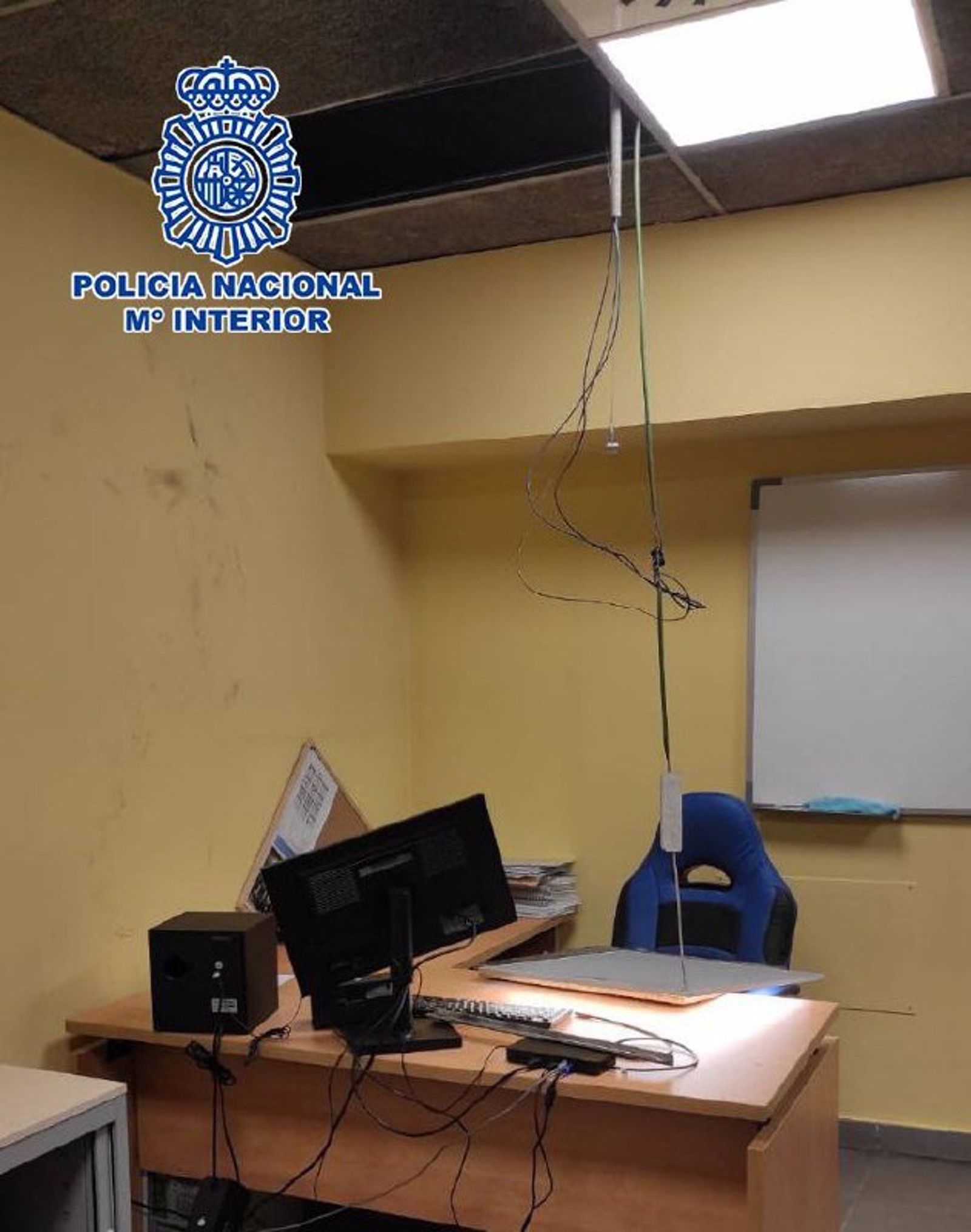 Interior de la oficina donde quedó atrapado el ladrón