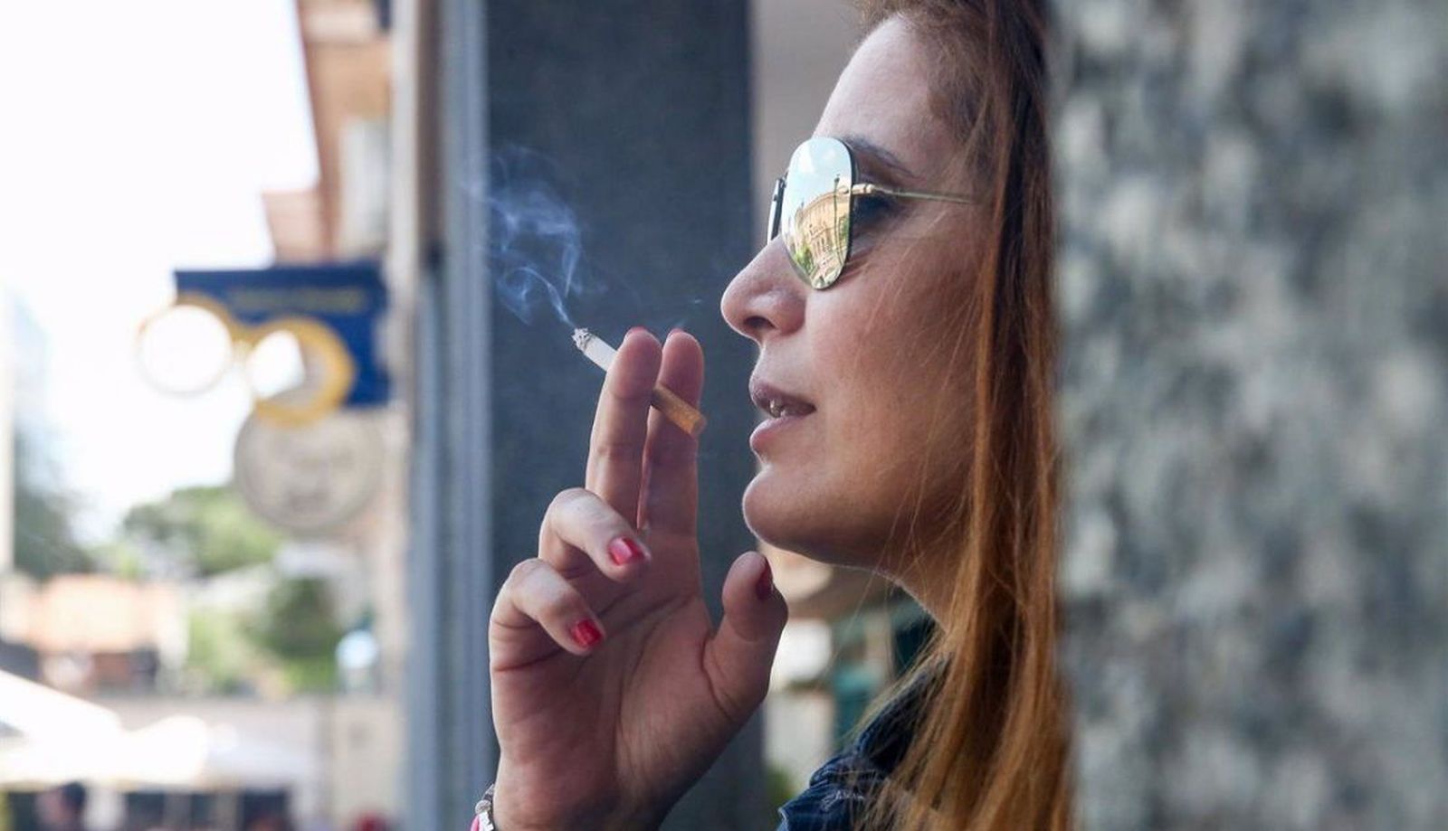 Mujer fumando un cigarro. Europa Press Mujer fumando un cigarro. Europa Press