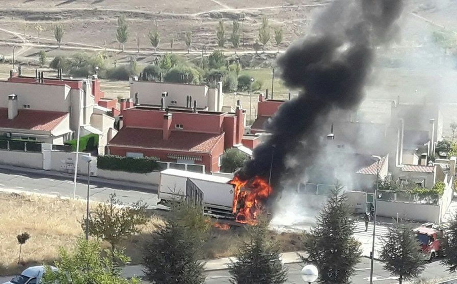 Calcinado un camión en el barrio Vistahermosa