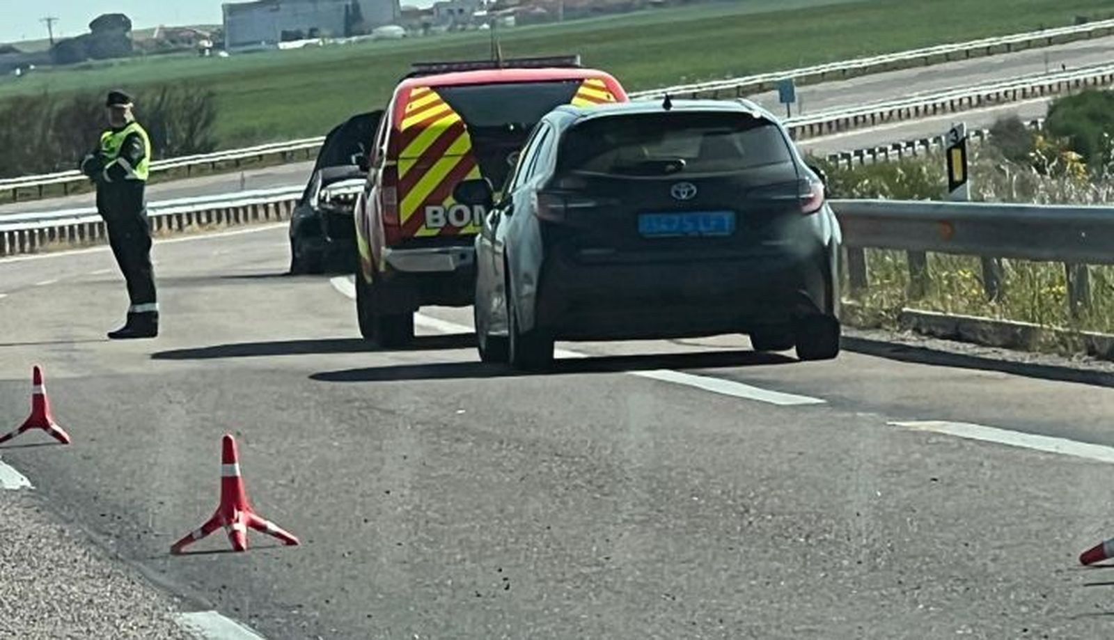 Un turismo arde en la A-62, en Carrascal de Barregas
