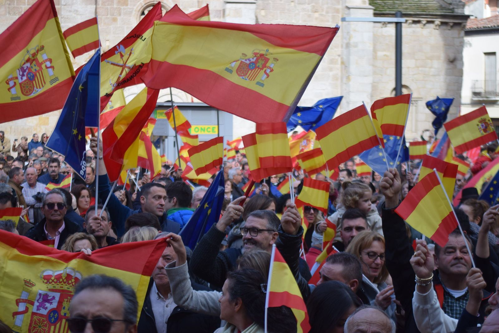 concentracion-del-pp-contra-la-amnistia-34