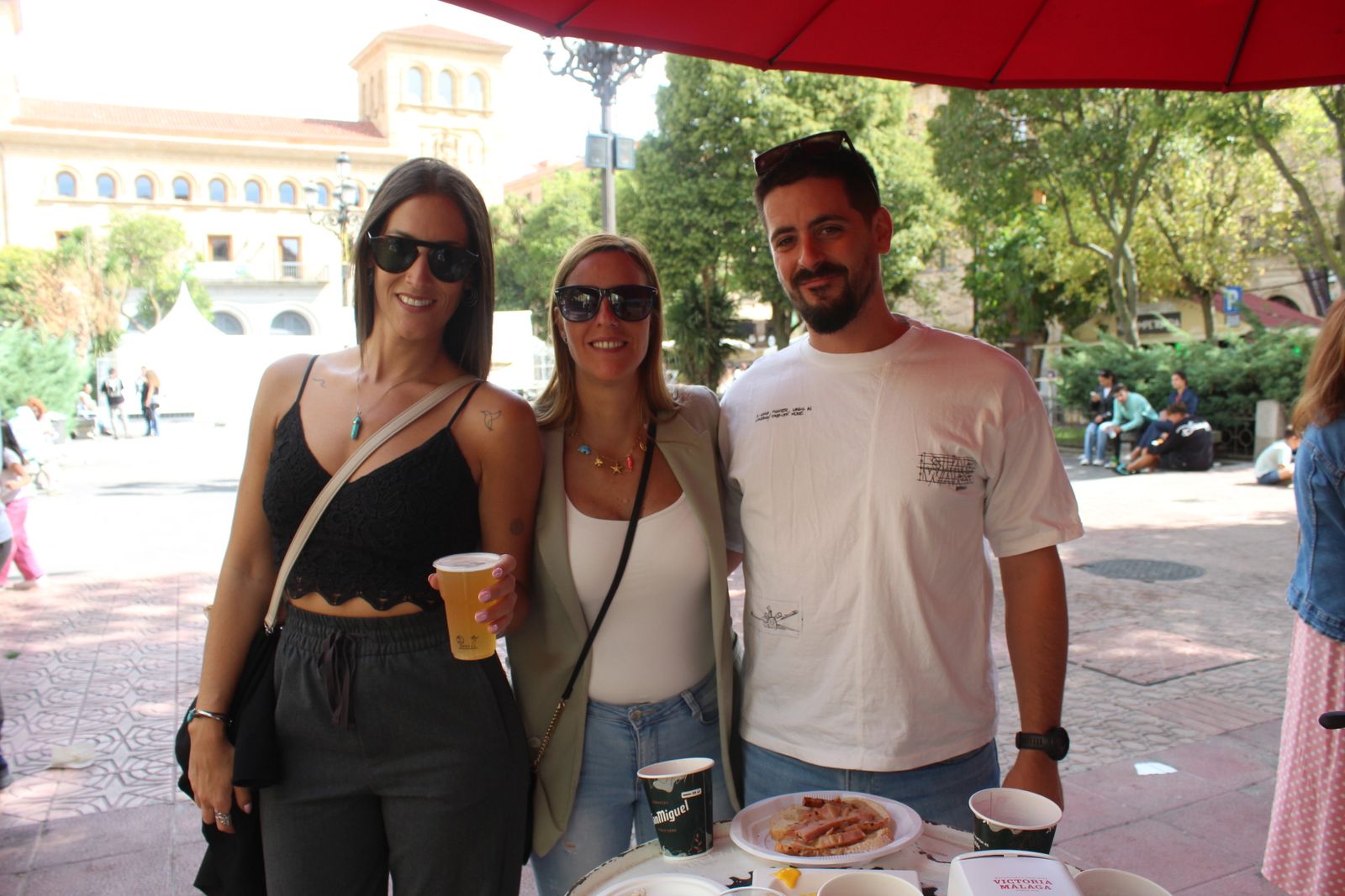 Ambiente en la Feria de Día en el mediodía de este domingo