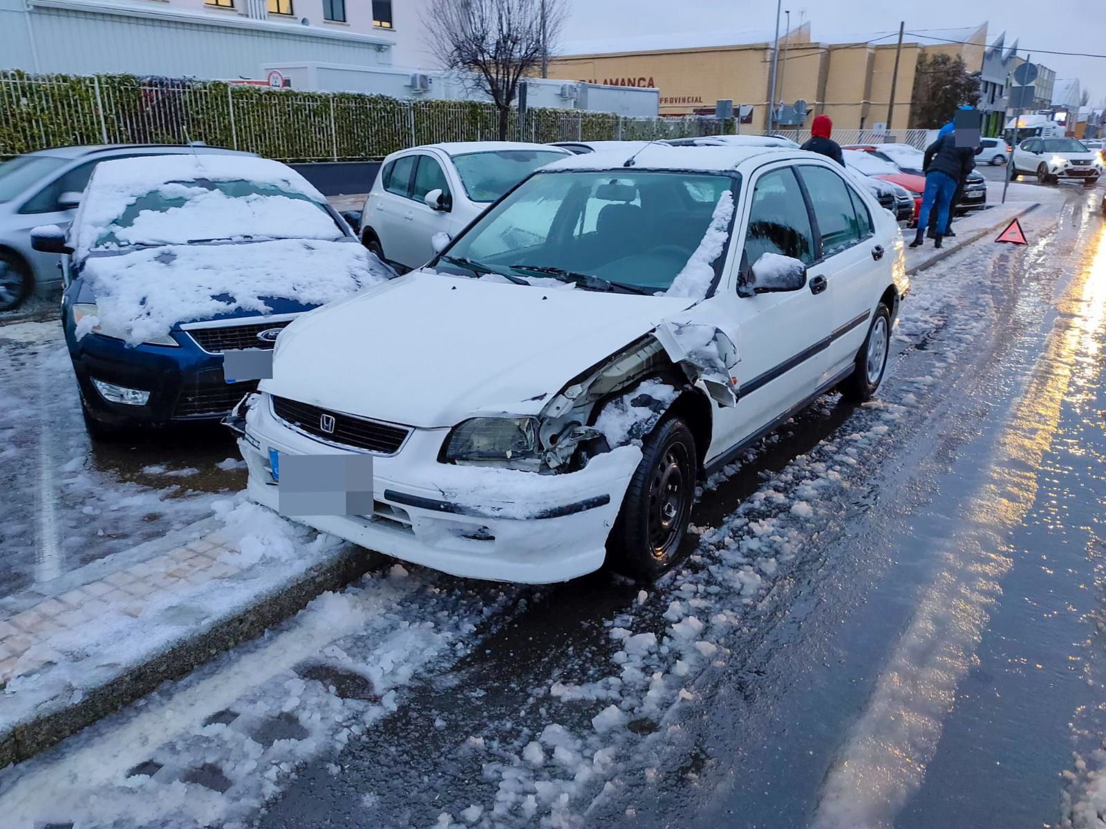 Un coche robado en Salamanca choca contra dos vehículos estacionados en Carbajosa