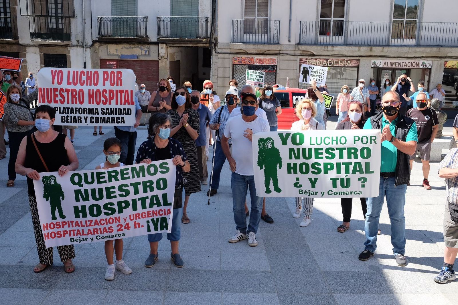 Medio centenar de personas han protestado ante Igea