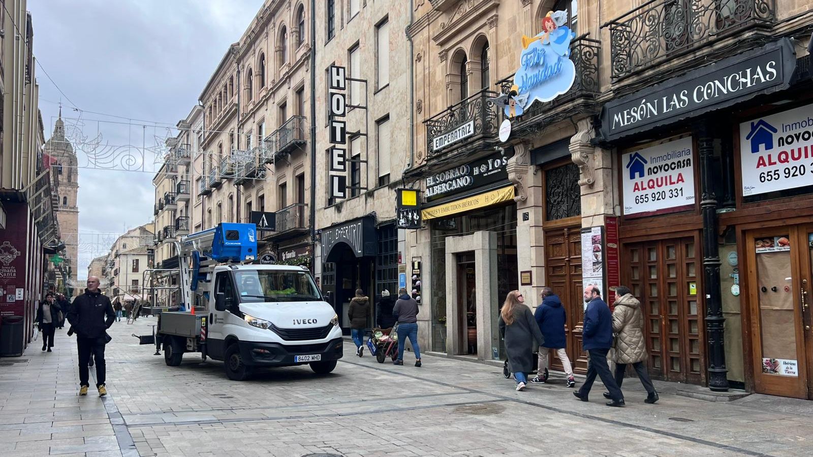 Colocación de la decoración navideña en la Rúa Mayor