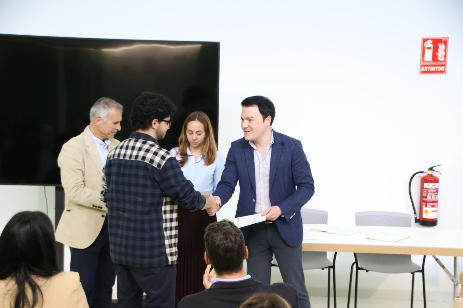 Entrega de diplomas de Centro de Alto Rendimiento Empresarial, Marketing con IA y Data Analytics de Empleo Joven