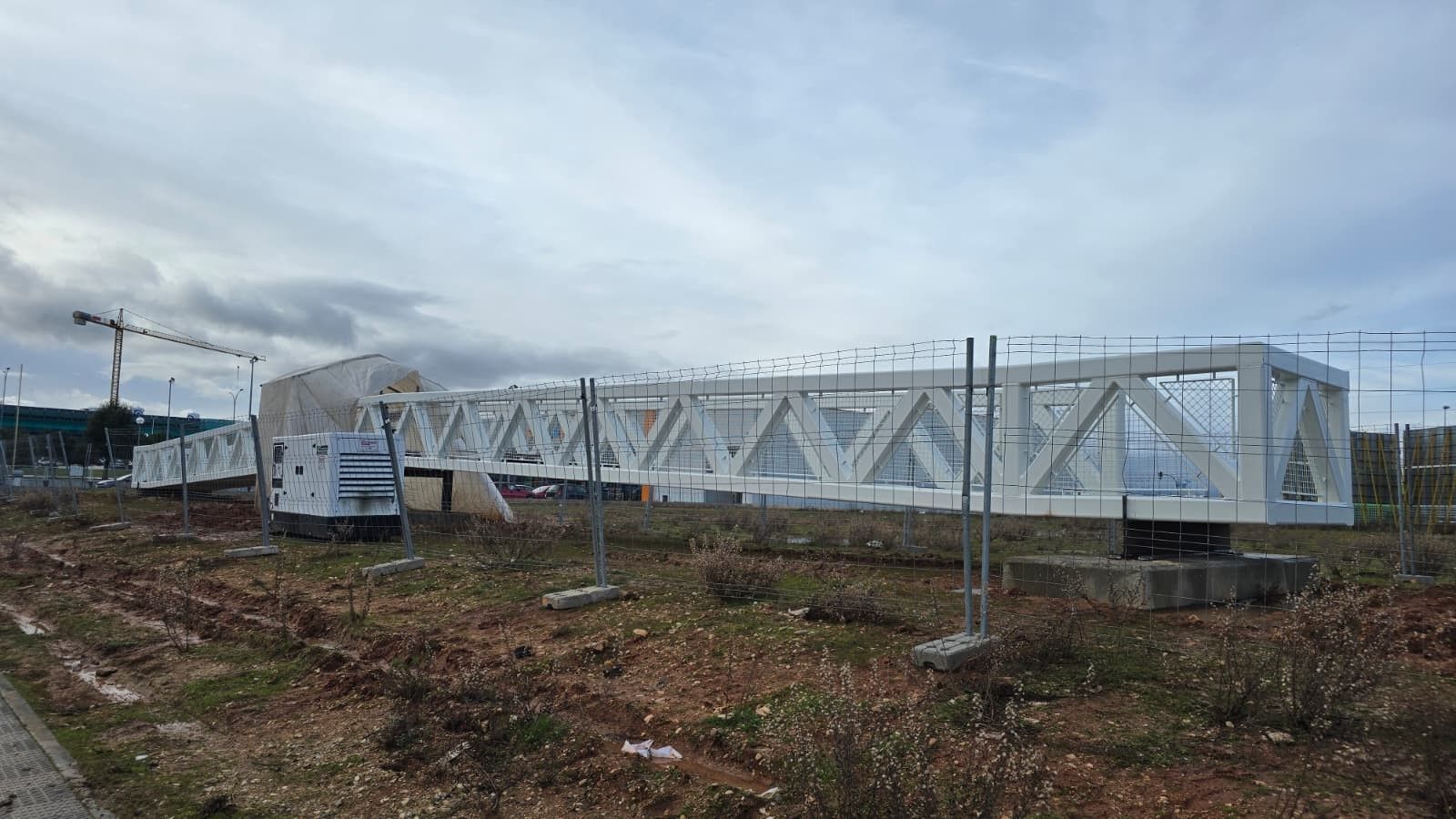 Pasarela peatonal en Carbajosa sobre la Ronda Sur (2).jpg