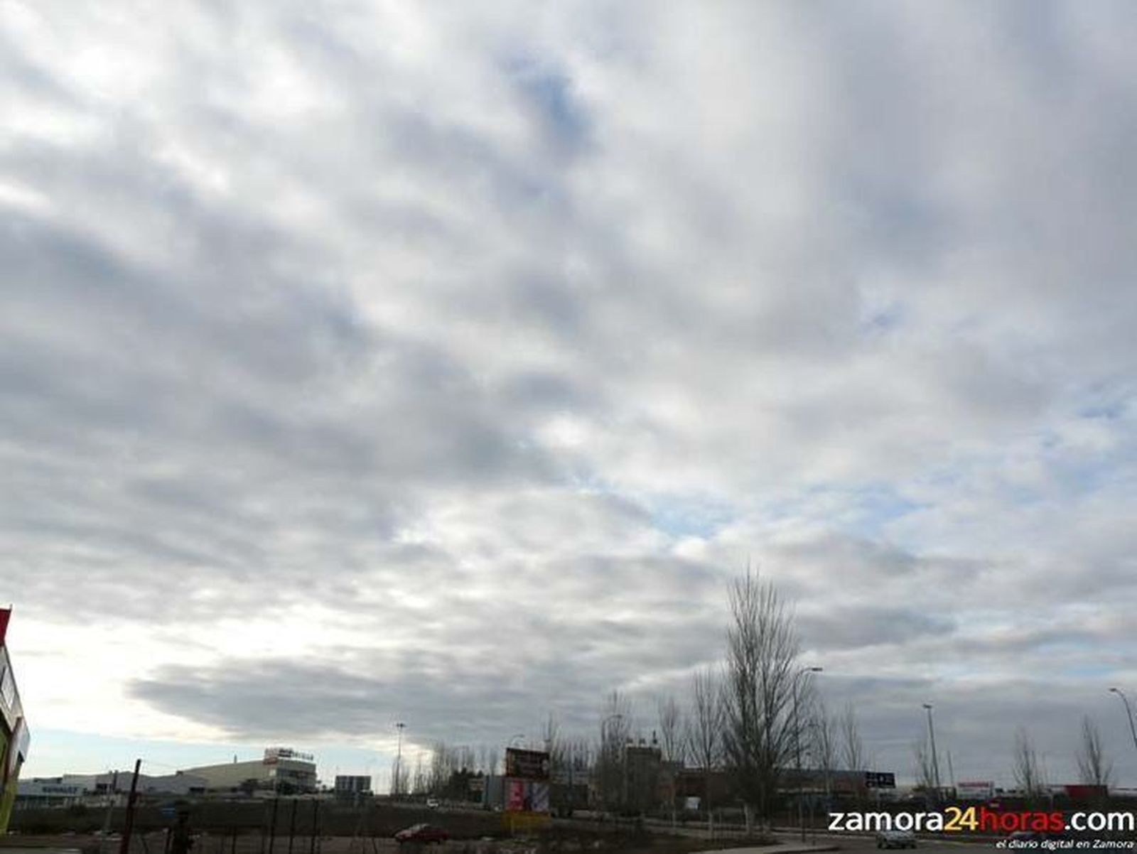 Los vientos fuertes amainan en la capital y las lluvias insisten, al menos, hasta el próximo sábado