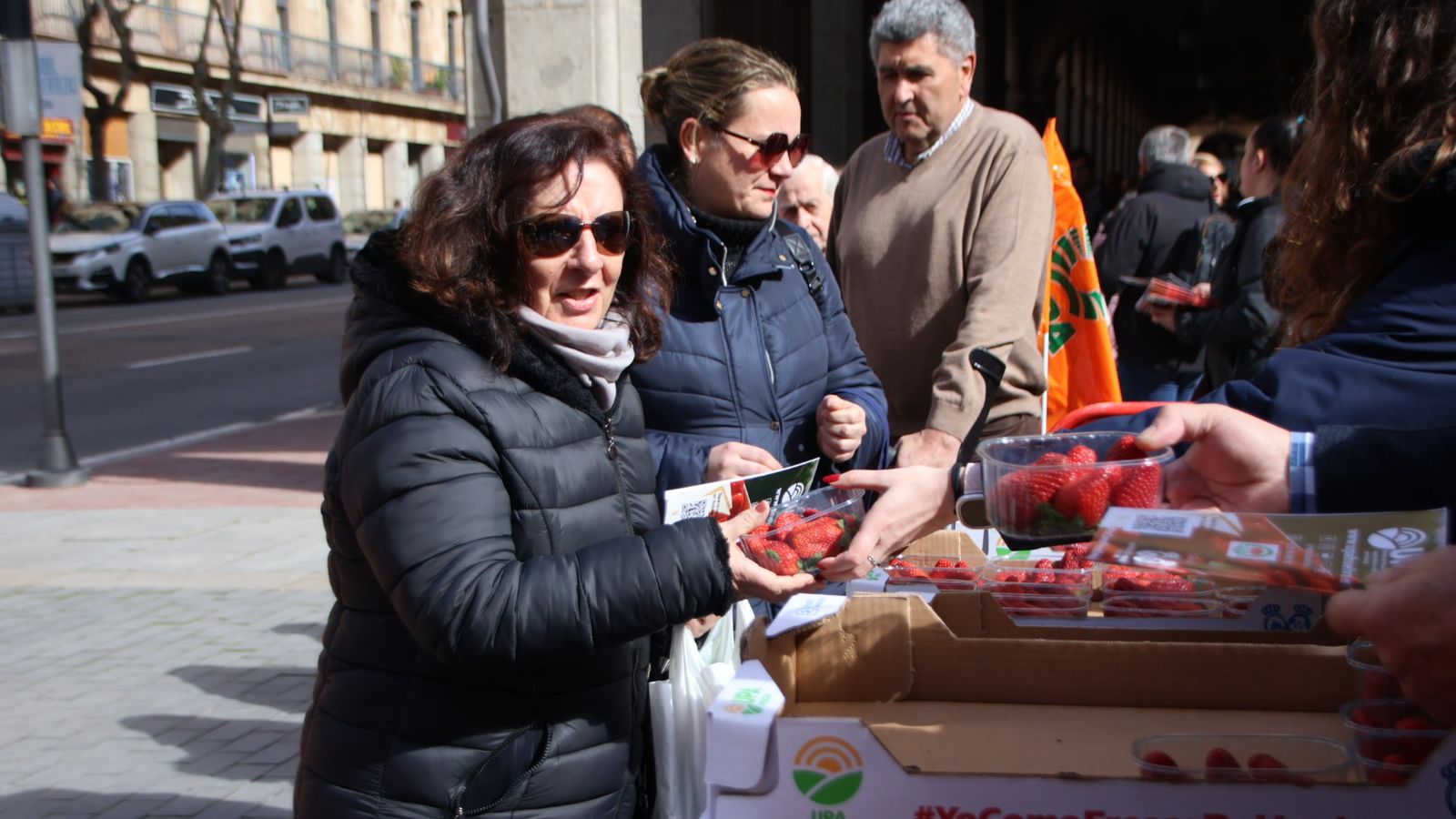 Colas interminables en Gran Vía por el reparto gratuito de fresas en Salamanca