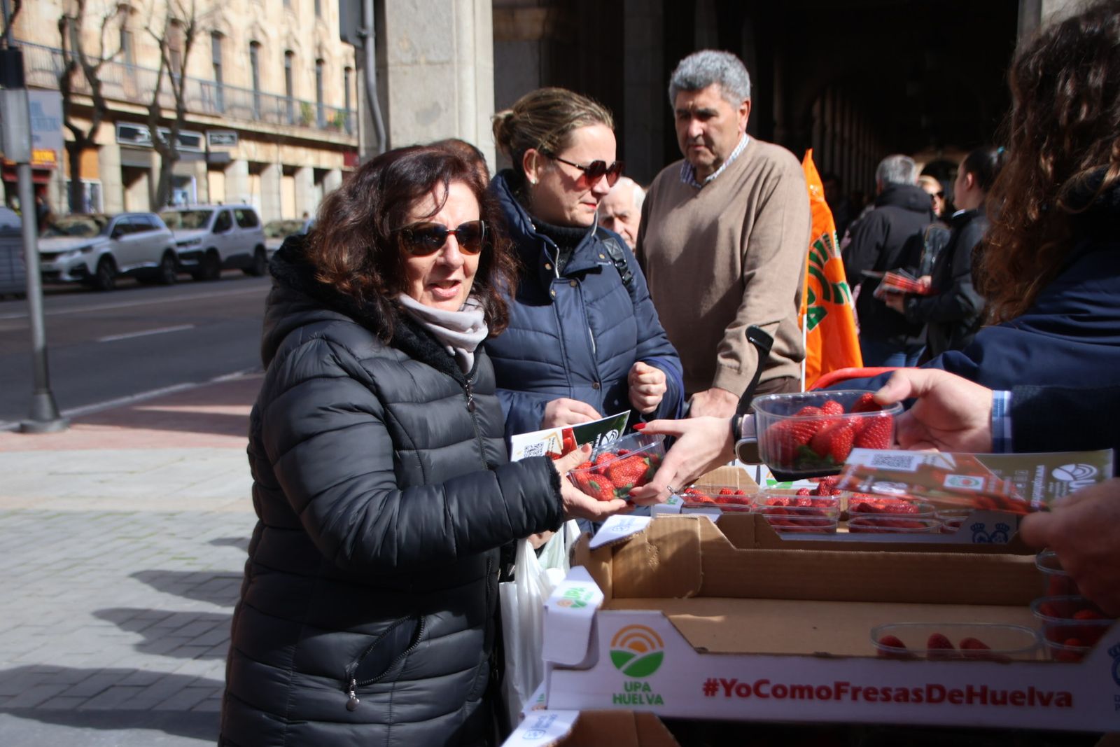 UPA reparte 700 tarrinas de fresas