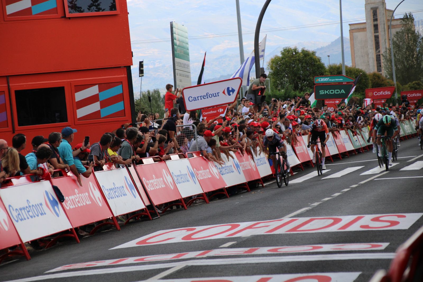 La Vuelta llega a Guijuelo y Philipsen se lleva el esprint