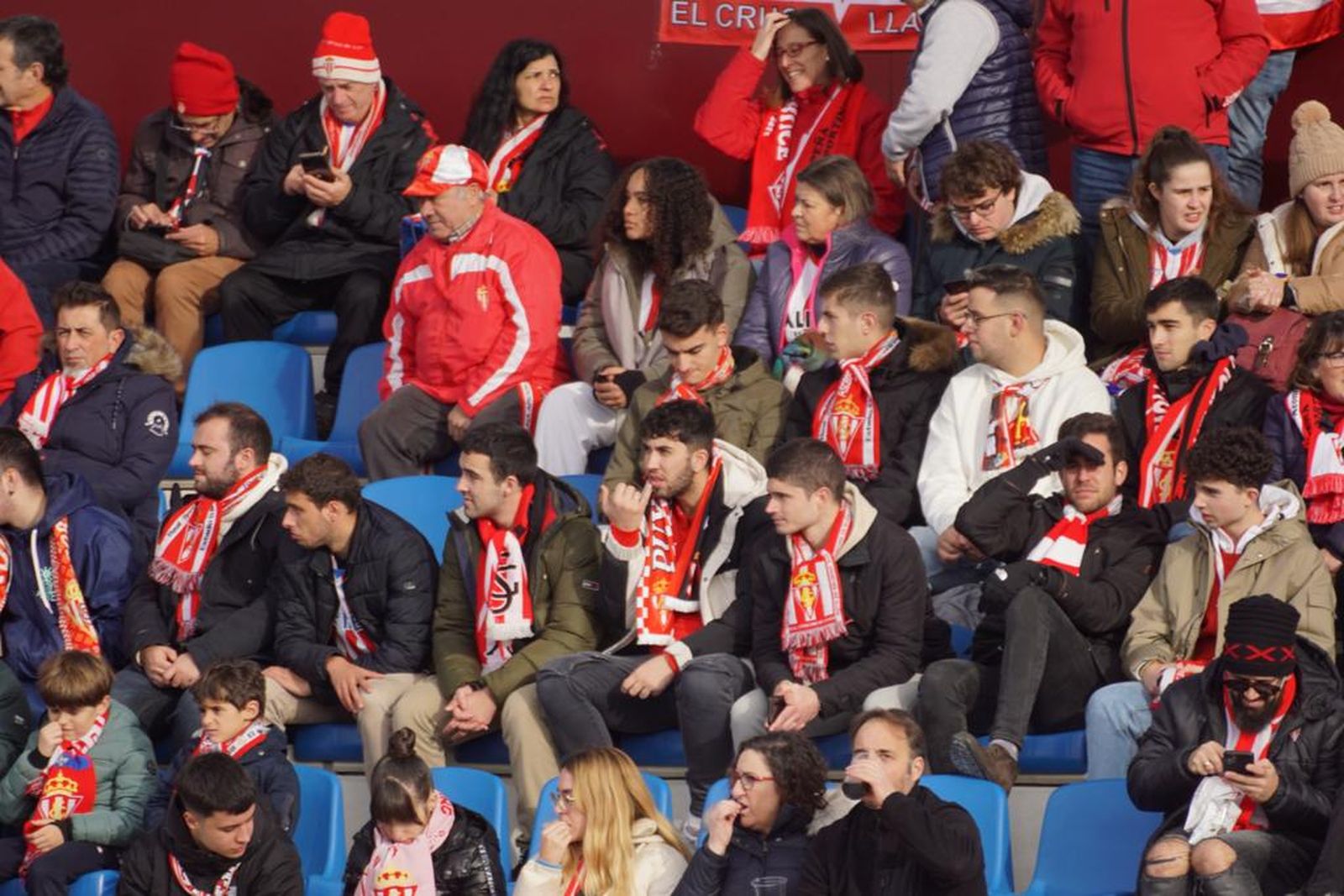galeria-ambiente-en-las-gradas-en-el-partido-de-copa-del-rey-unionistas-sporting-de-gijon-foto-juanes-2