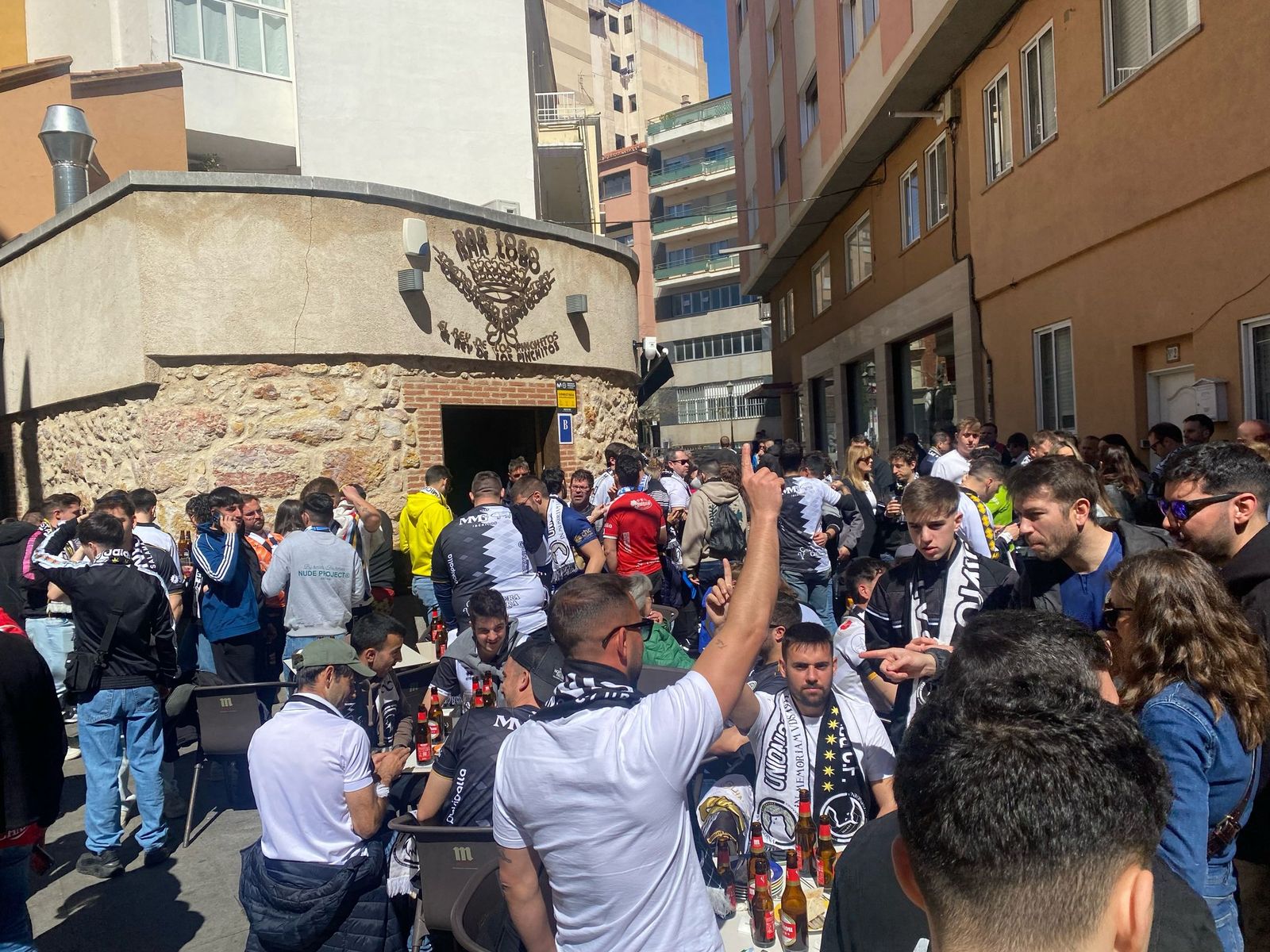 Vermouth con sabor a derbi: los aficionados calienta motores en la capital