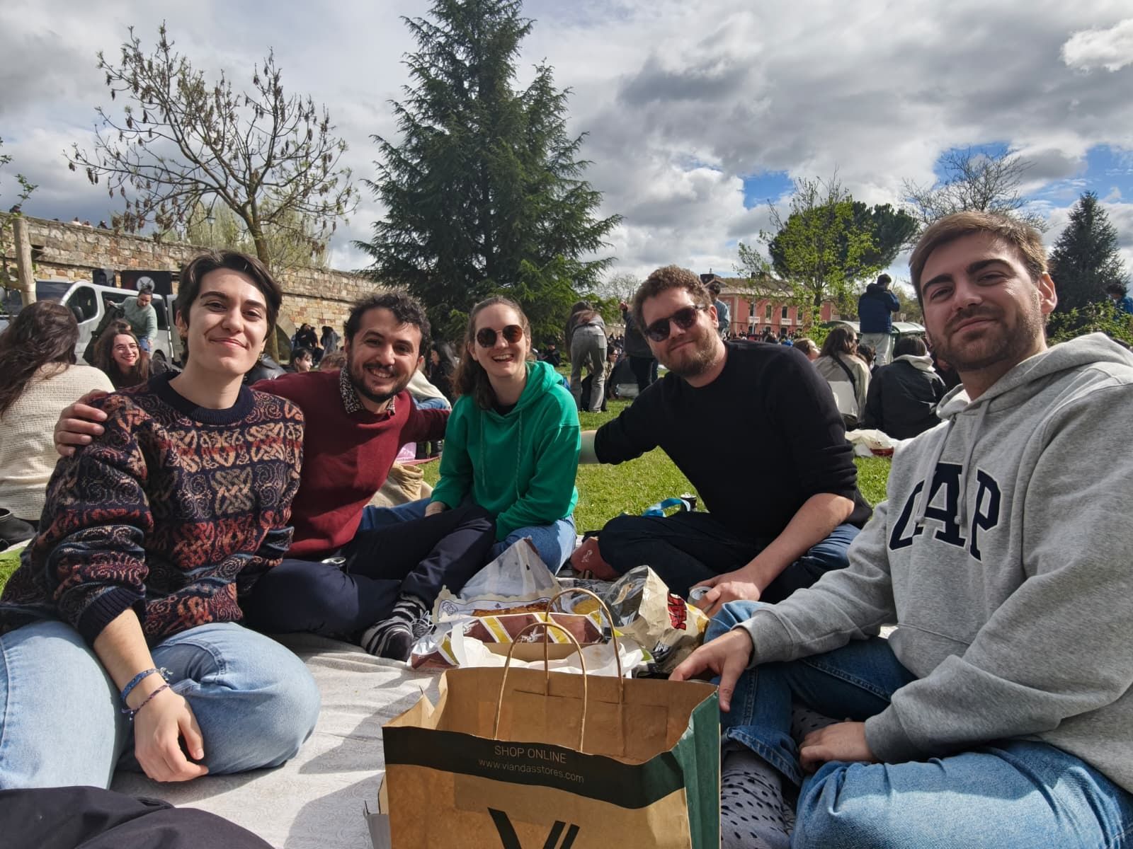 Un multitudinario Lunes de Aguas en Salamanca llena la ribera del Tormes