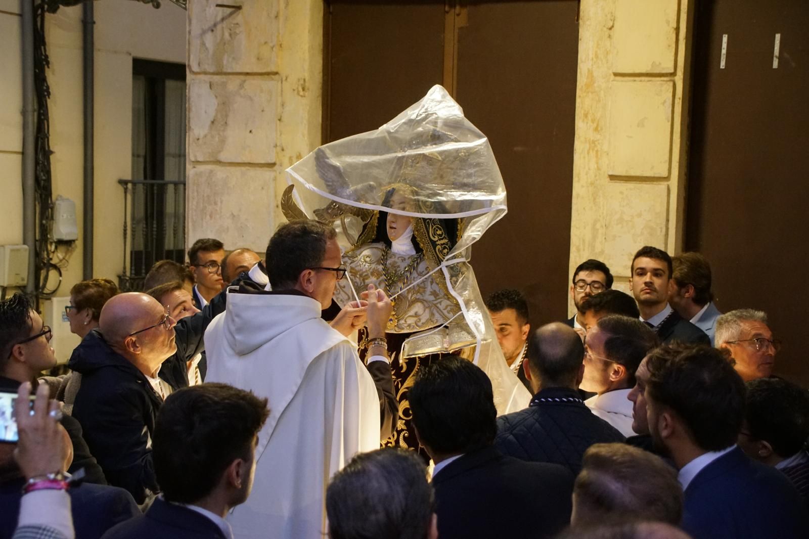 Santa Teresa se despide de los albenses bajo la lluvia