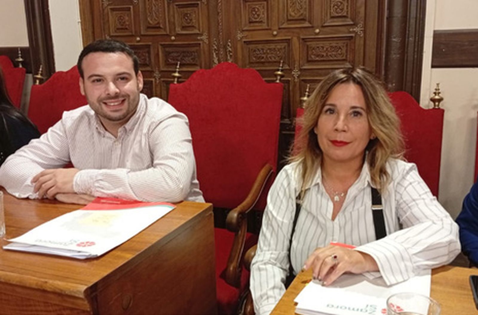 Los concejales de Zamora Sí, Eloy Tomé y Rocío Ferrero, en un pleno del Ayuntamiento