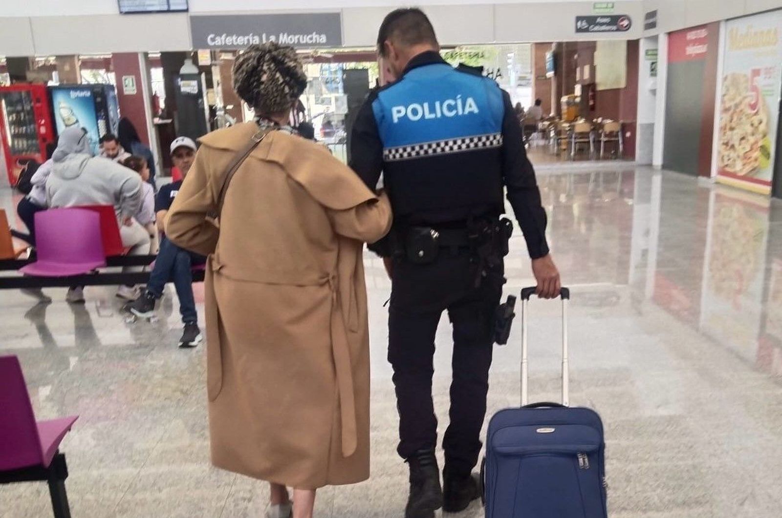 Policía Local socorre a una mujer con alzheimer que ha llegado desde Santander