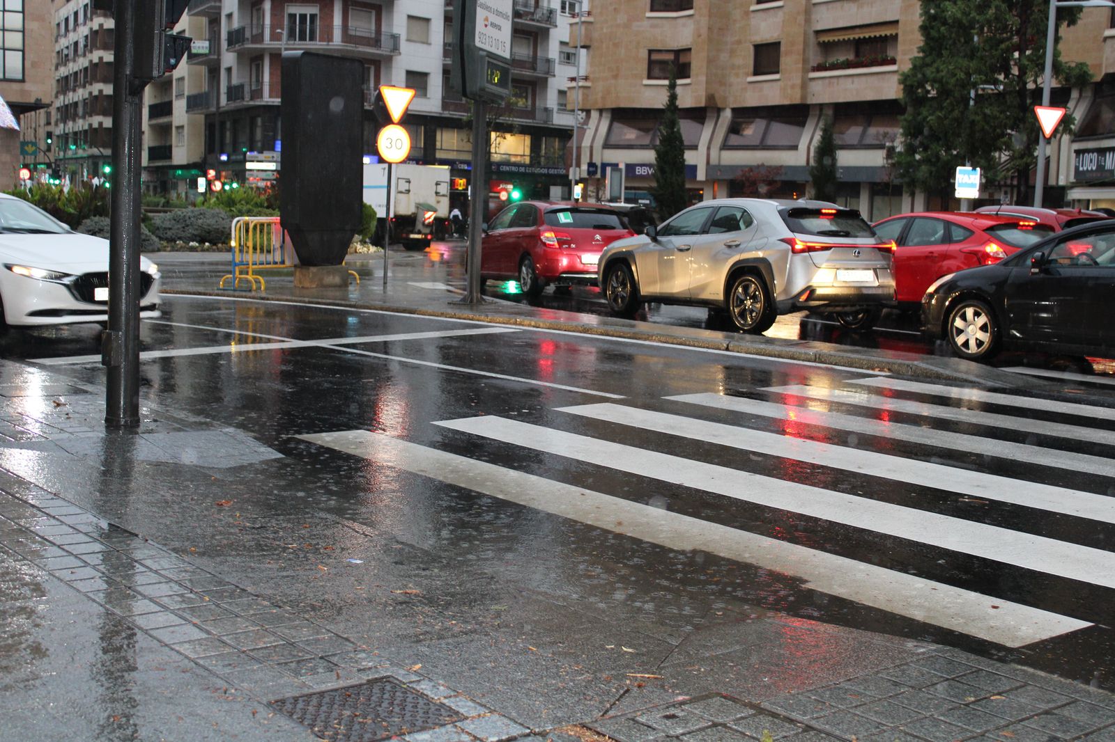Charco, lluvia avenida de Mirat