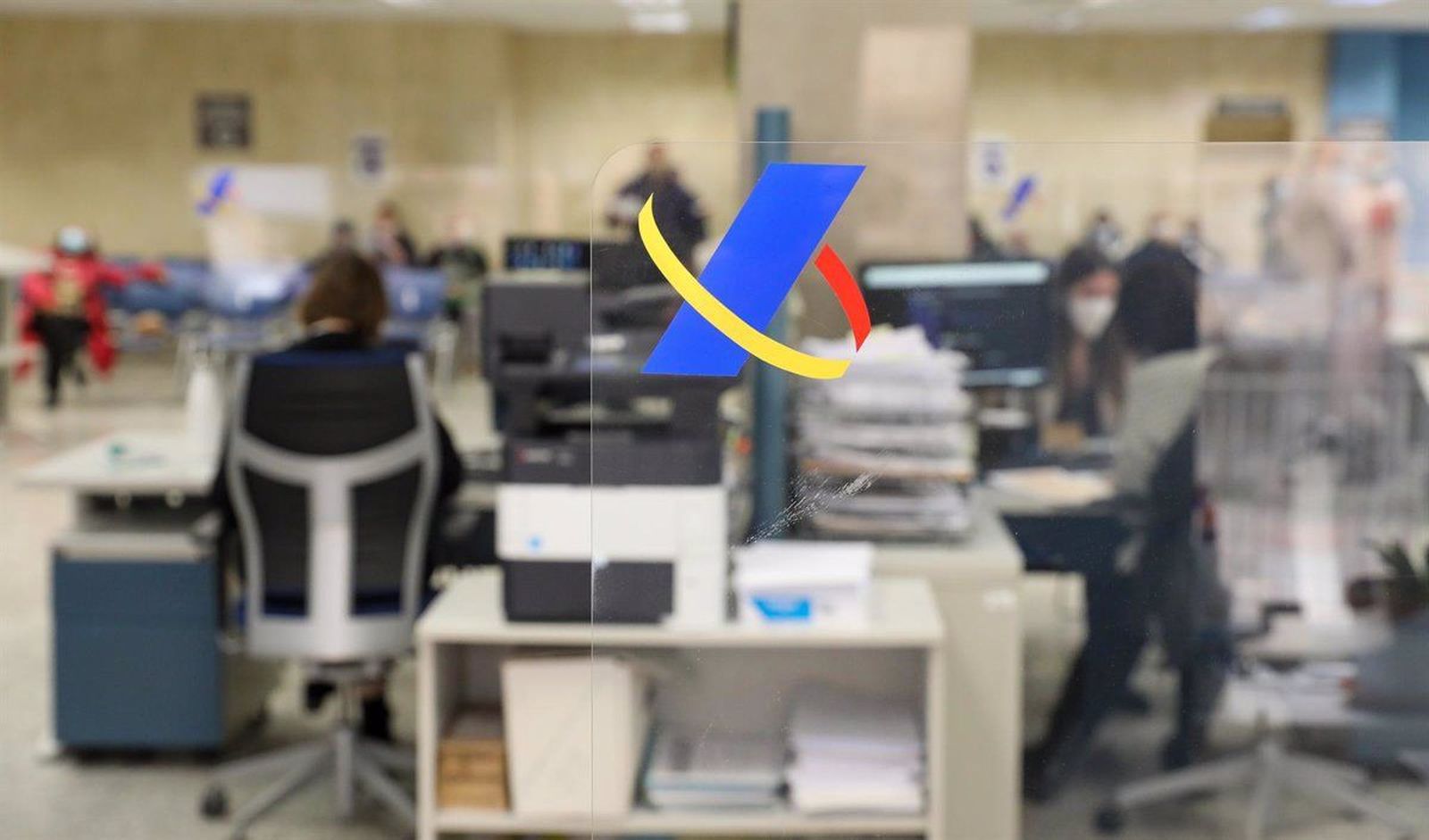 Varios empleados trabajan en una oficina de la Agencia Tributaria