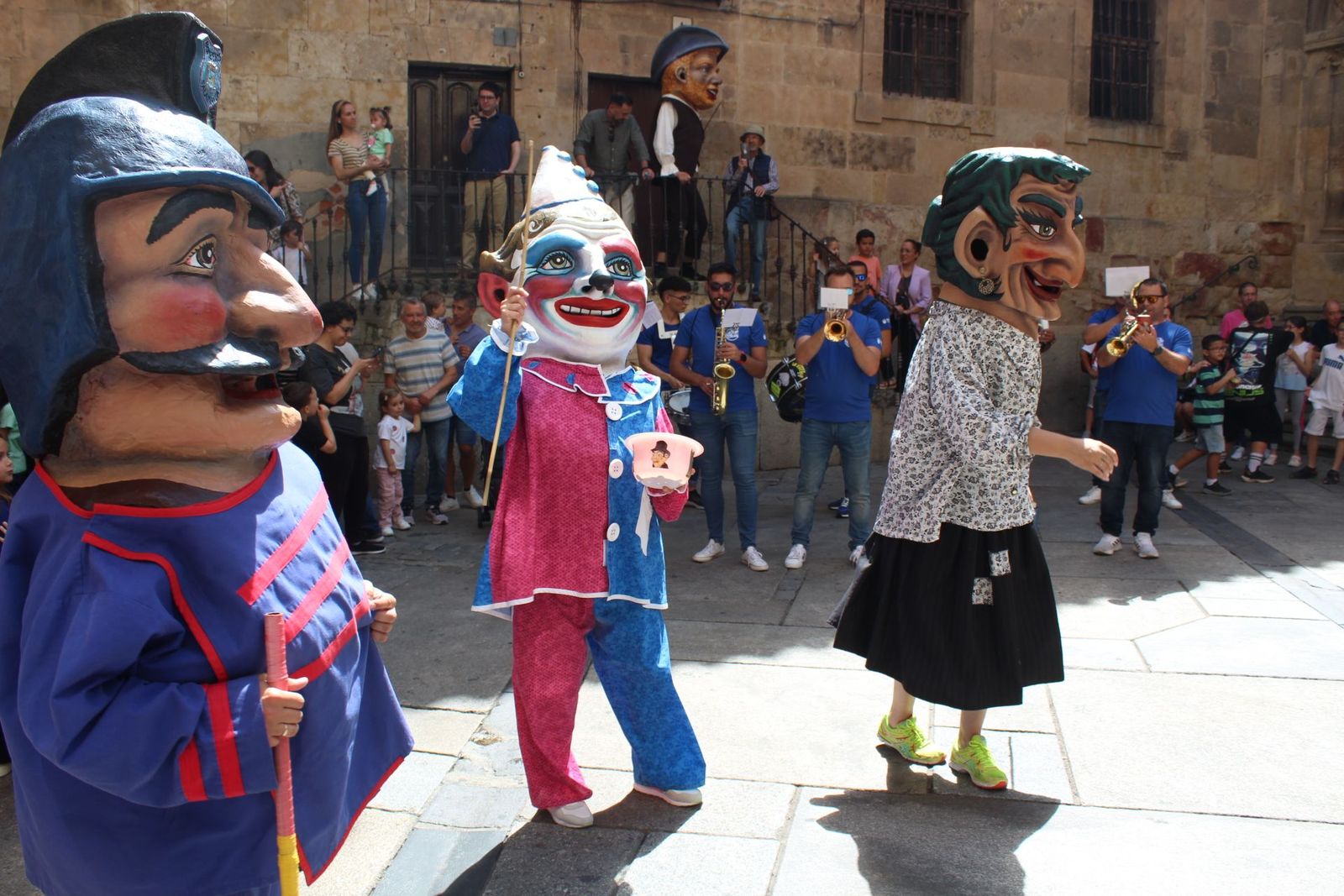 Cabezudos y charangas por el centro de la ciudad