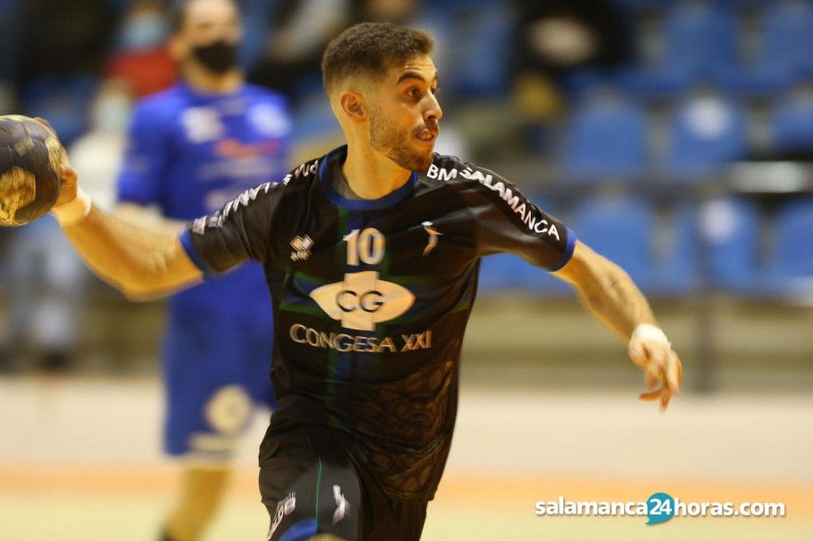 Javi Baz realiza un lanzamiento ante Unión Financiera.