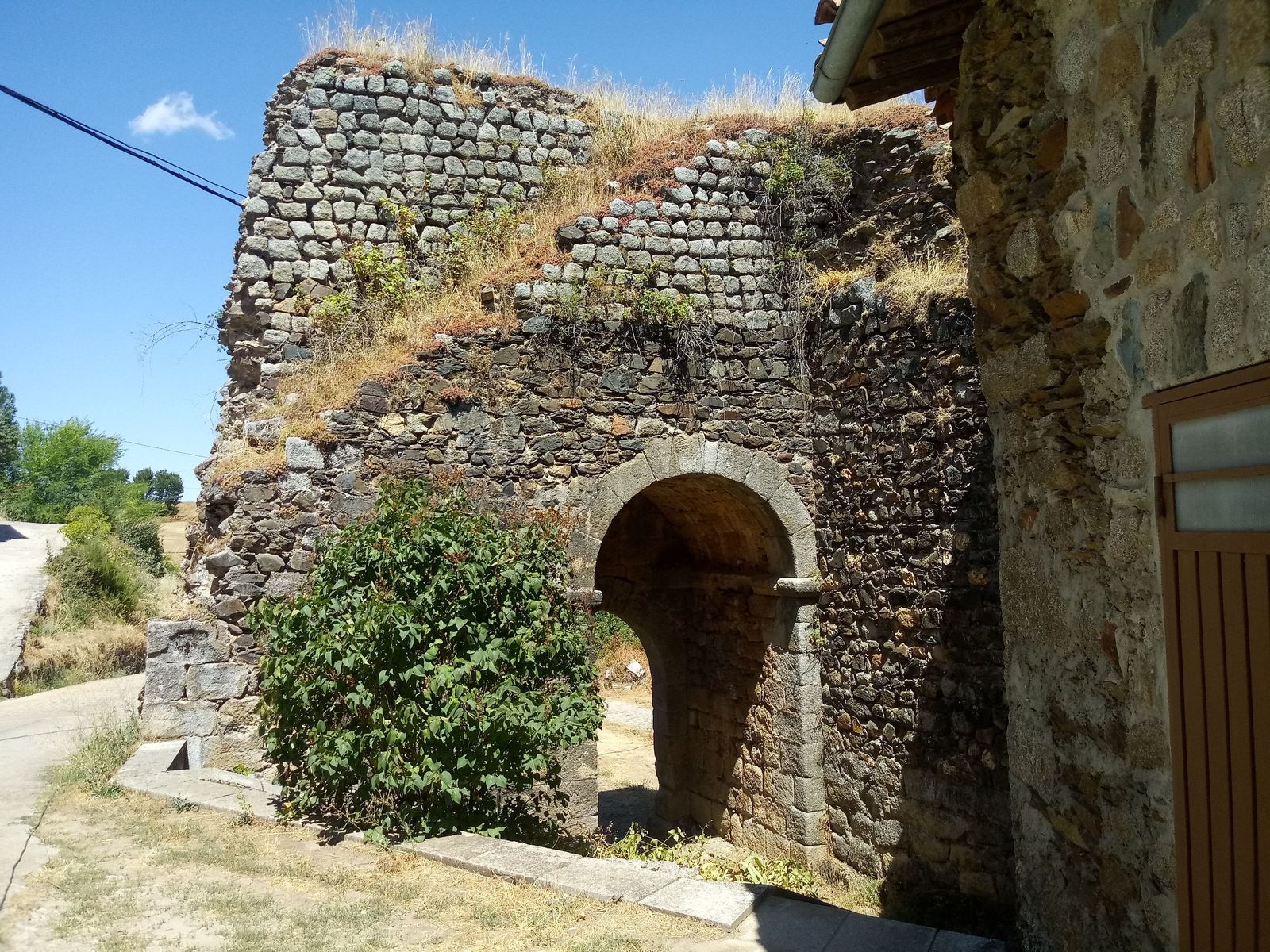 Interior de la Puerta del Sol de la muralla de Monleón