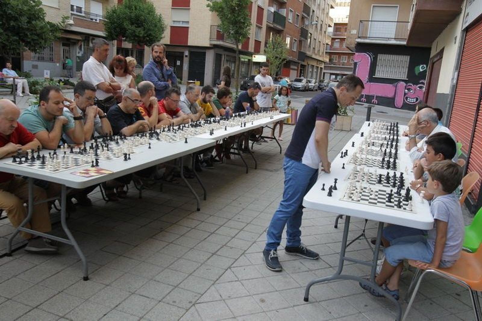 Partida de ajedrez simultánea en el Barrio del Oeste este miércoles