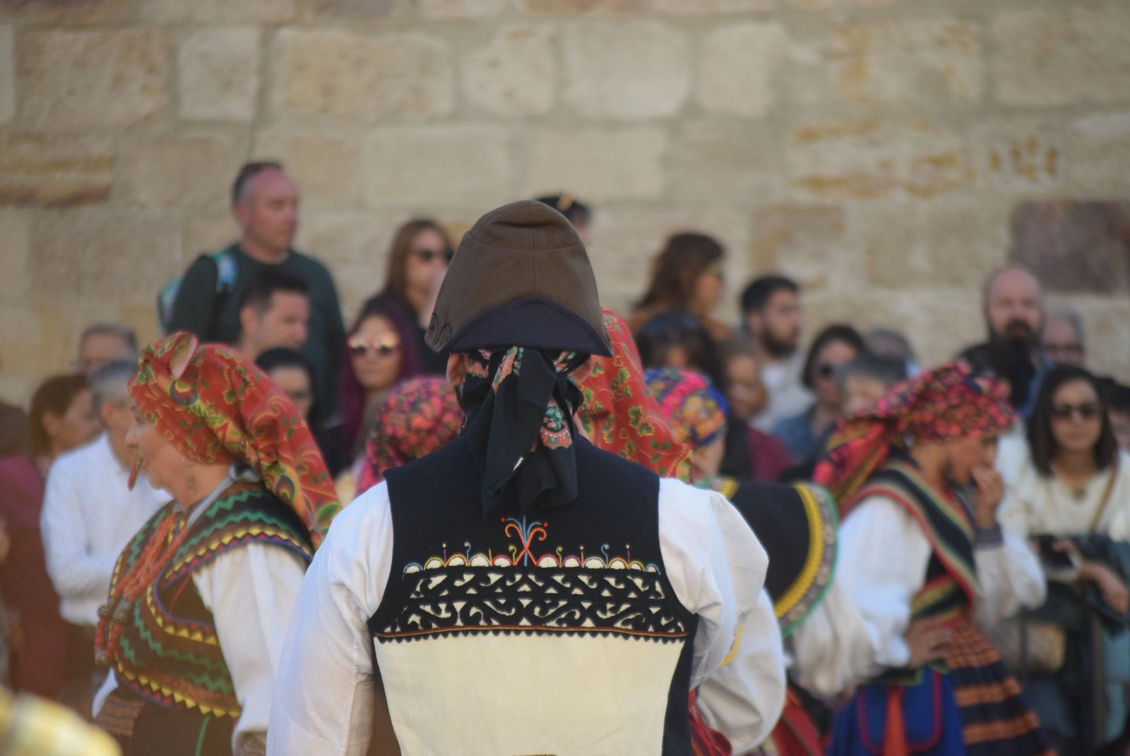 dona-urraca-celebra-en-la-plaza-mayor-el-dia-de-la-danza-25