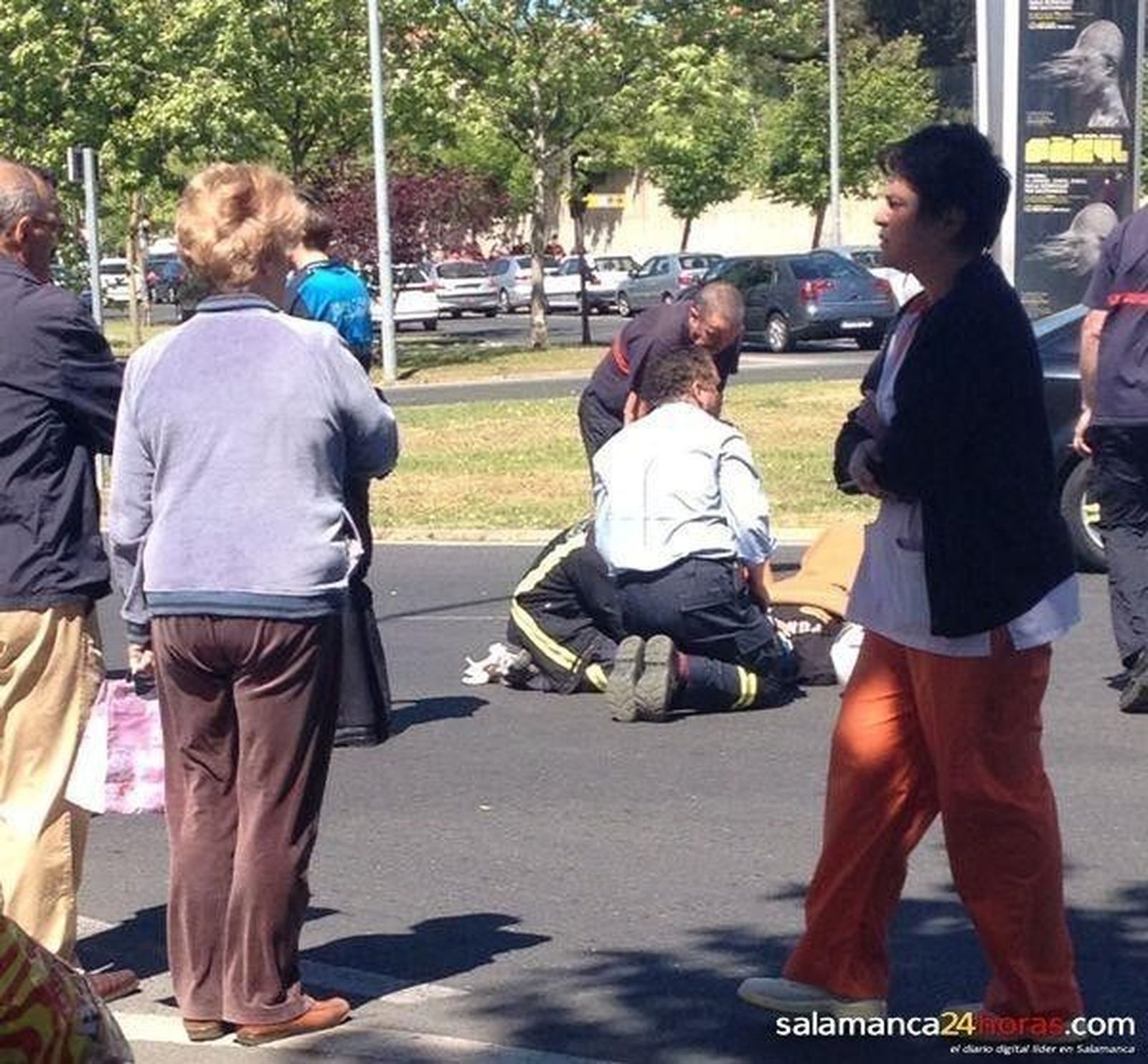 Herido un motorista en una caída en la rotonda junto al Parque de Bomberos