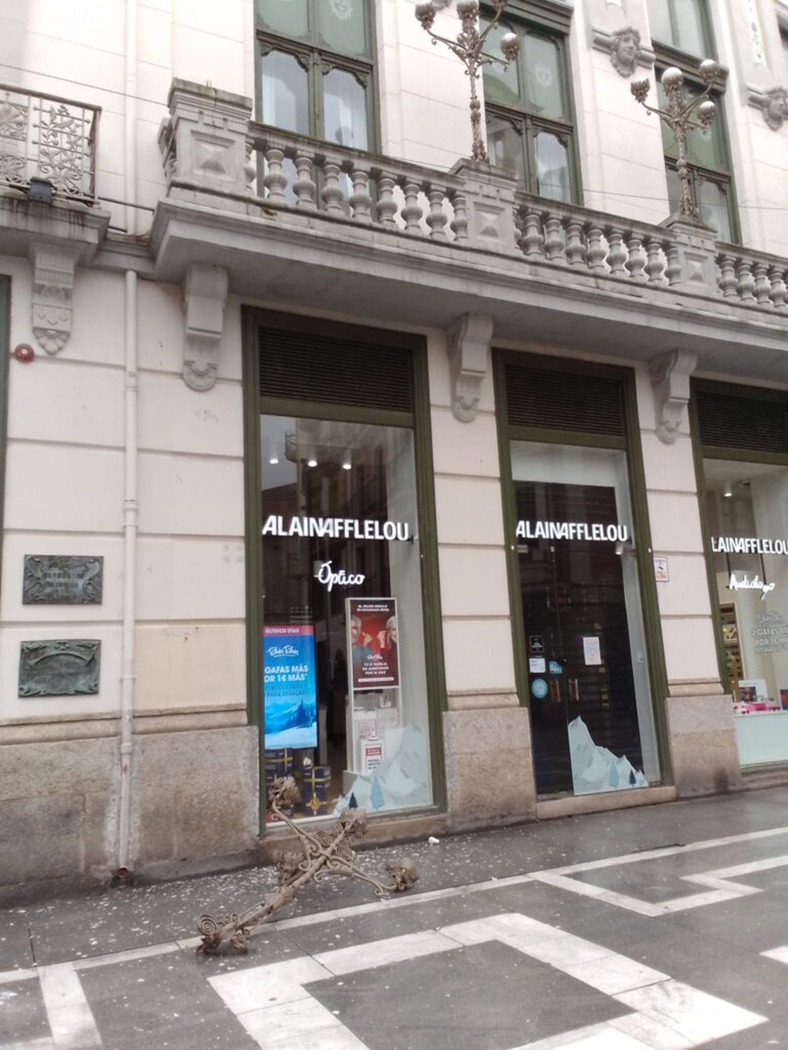 La farola se desprendió del balcón y se precipitó al suelo