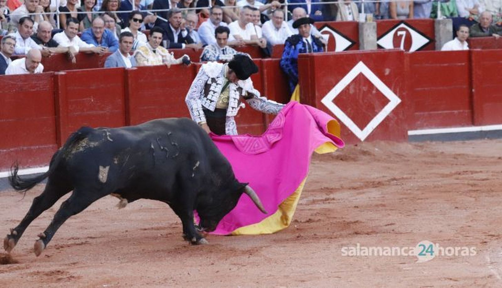 Morante de la Puebla con el toro 'Arrojado' de la ganadería Núñez del Cuvillo. Foto Andrea M.